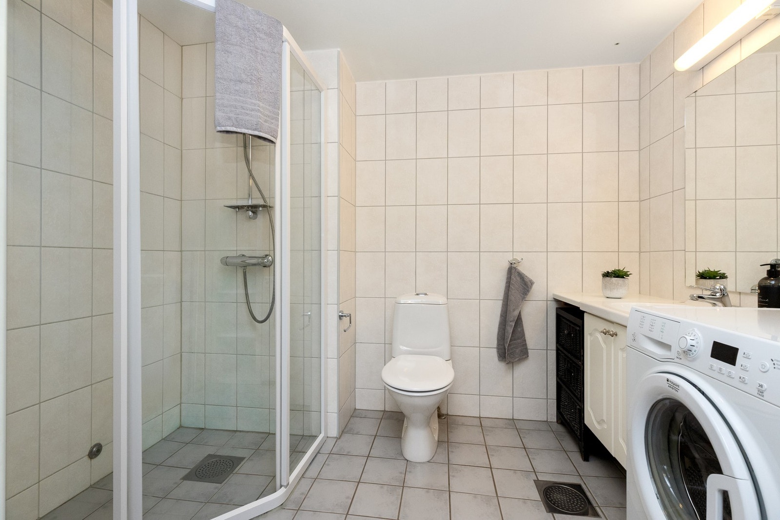 Bad med flislagte gulv og vegger Galleribilde