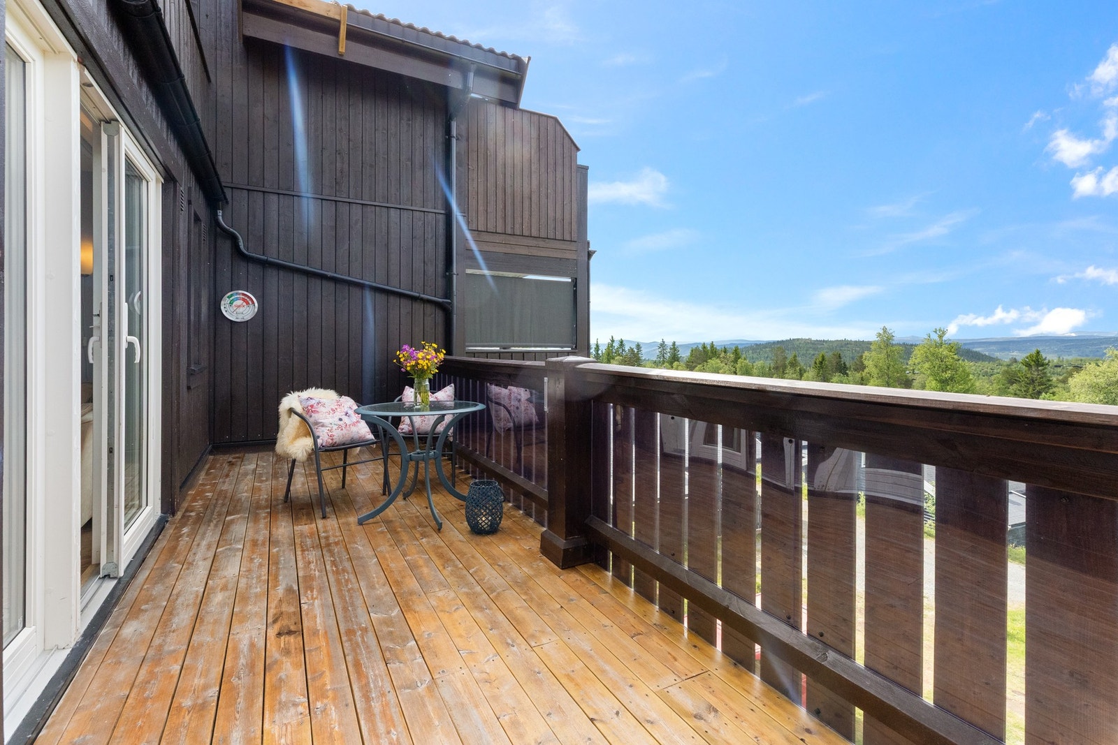 Terrasse med gode solforhold og flott utsikt Galleribilde