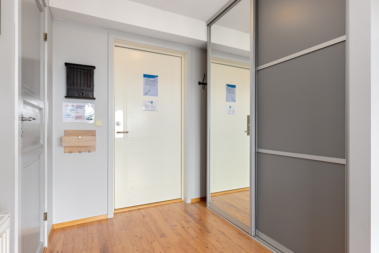 Ved inngangsdøren er det også skyvedørsgarderobe for oppbevaring Galleribilde