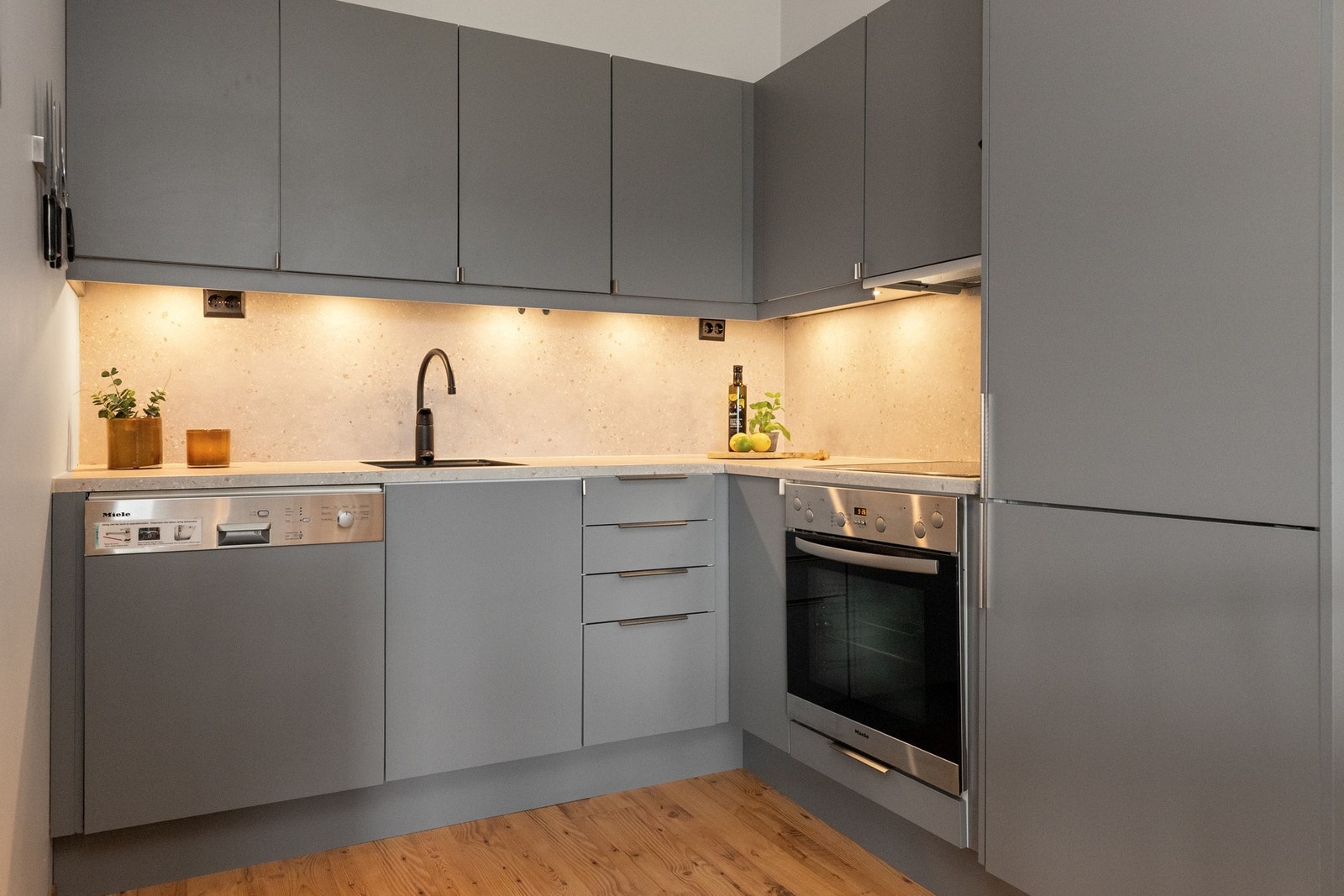 Kjøkkenløsning fra 2022 - integrerte hvitevarer med komfyr, koketopp, ventilator, oppvaskmaskin og kjøleskap Galleribilde