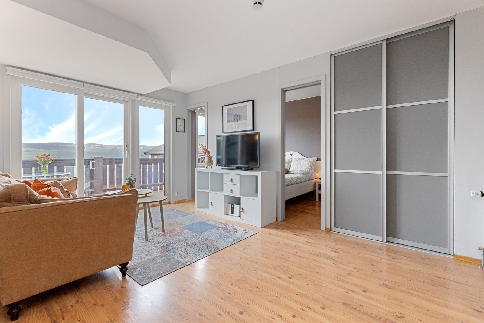 Store vindusflater gir gode lysforhold i leiligheten. Adkomst til terrasse med flott utsikt. Galleribilde