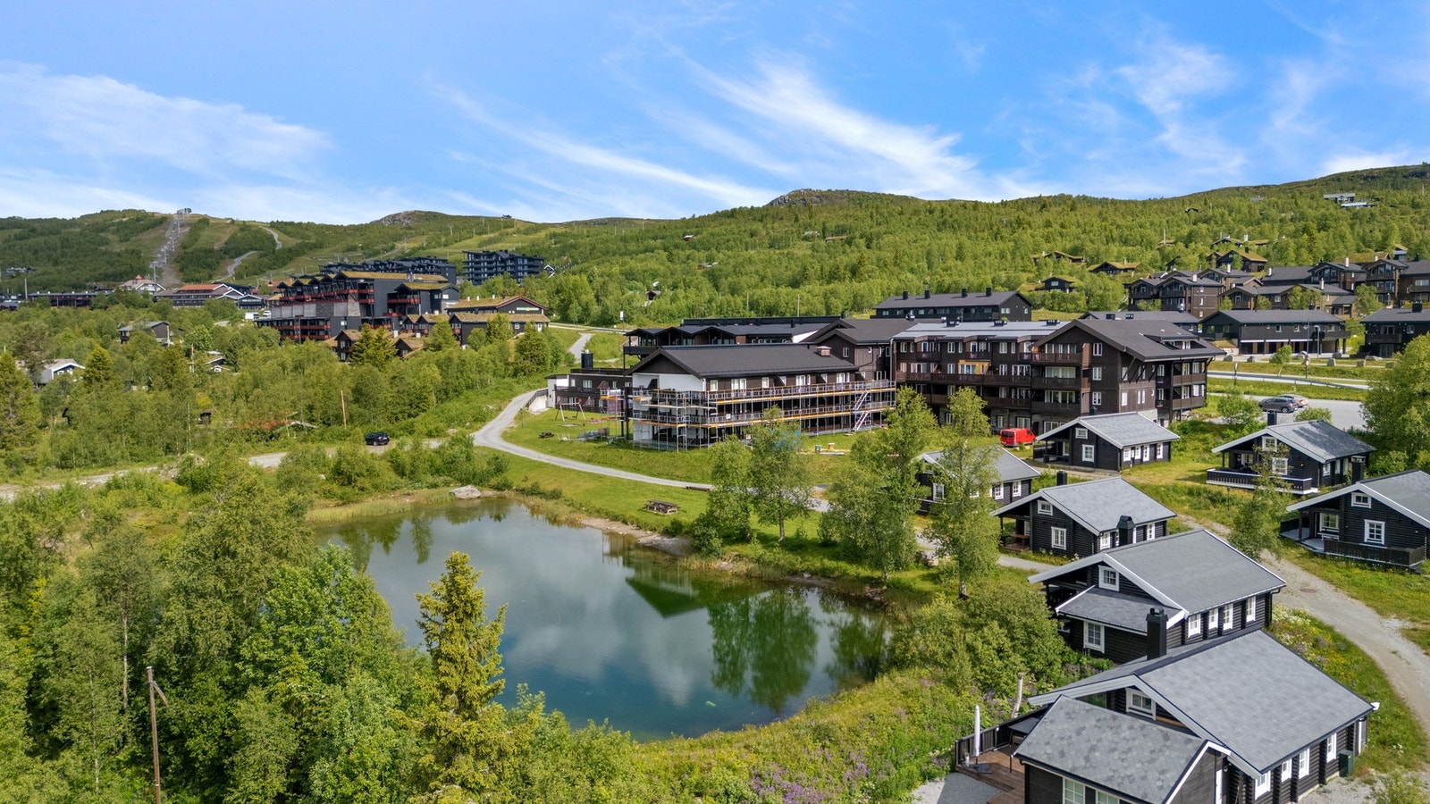 Alpinsenteret på Beitostølen ses i bakgrunnen - kort avstand fra leiligheten Galleribilde