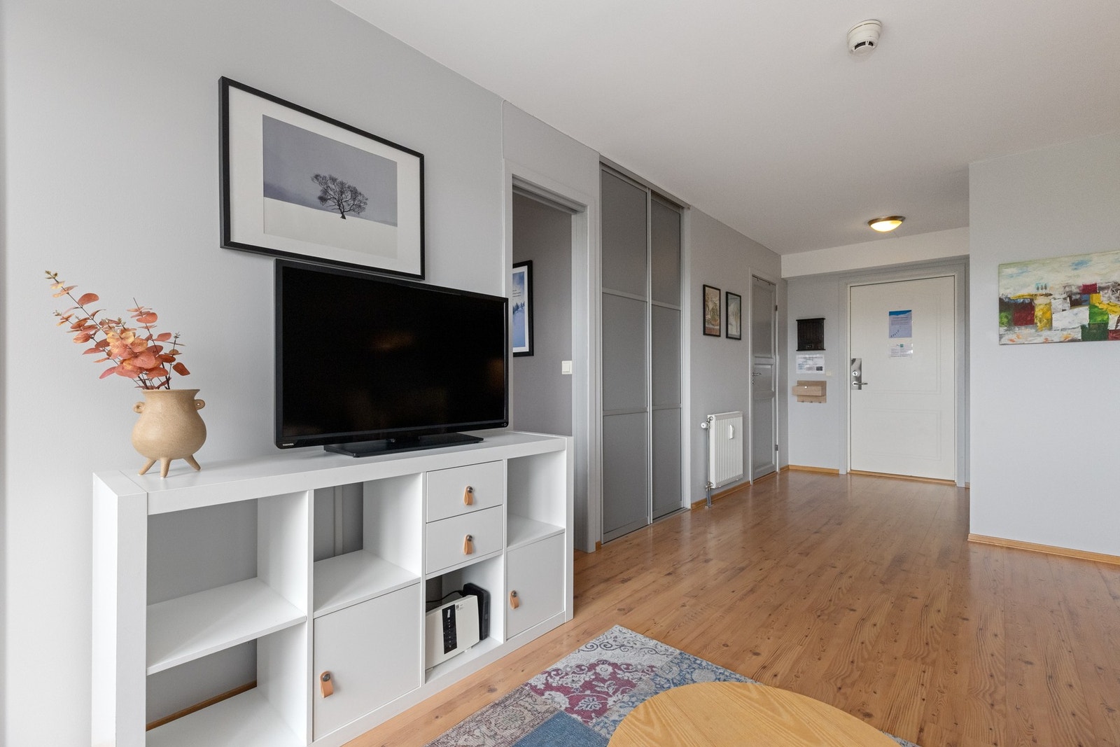 Fra stue mot soverom. Garderobeløsning med skyvedører. Galleribilde