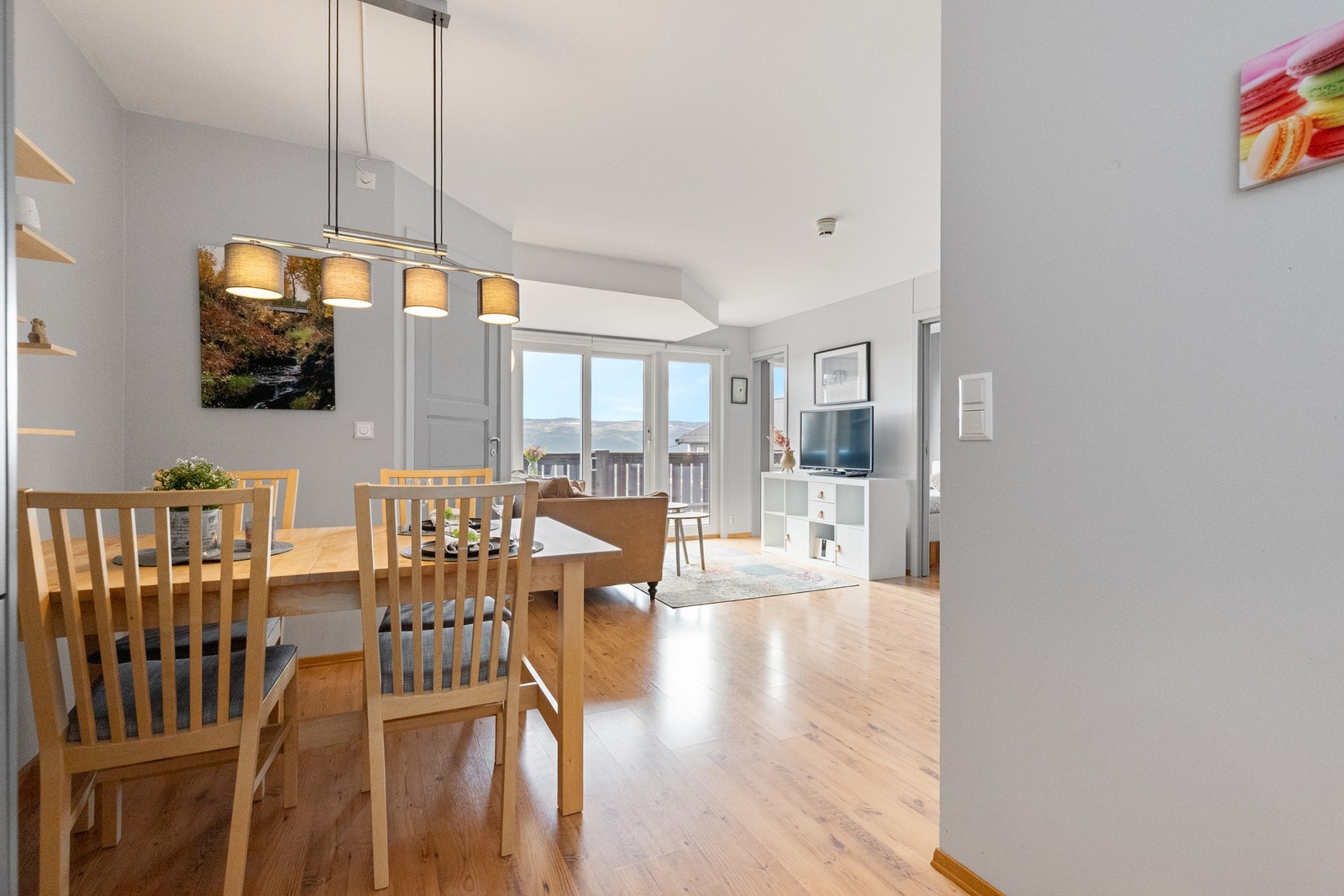 Utsikten ses også fra kjøkkenet Galleribilde