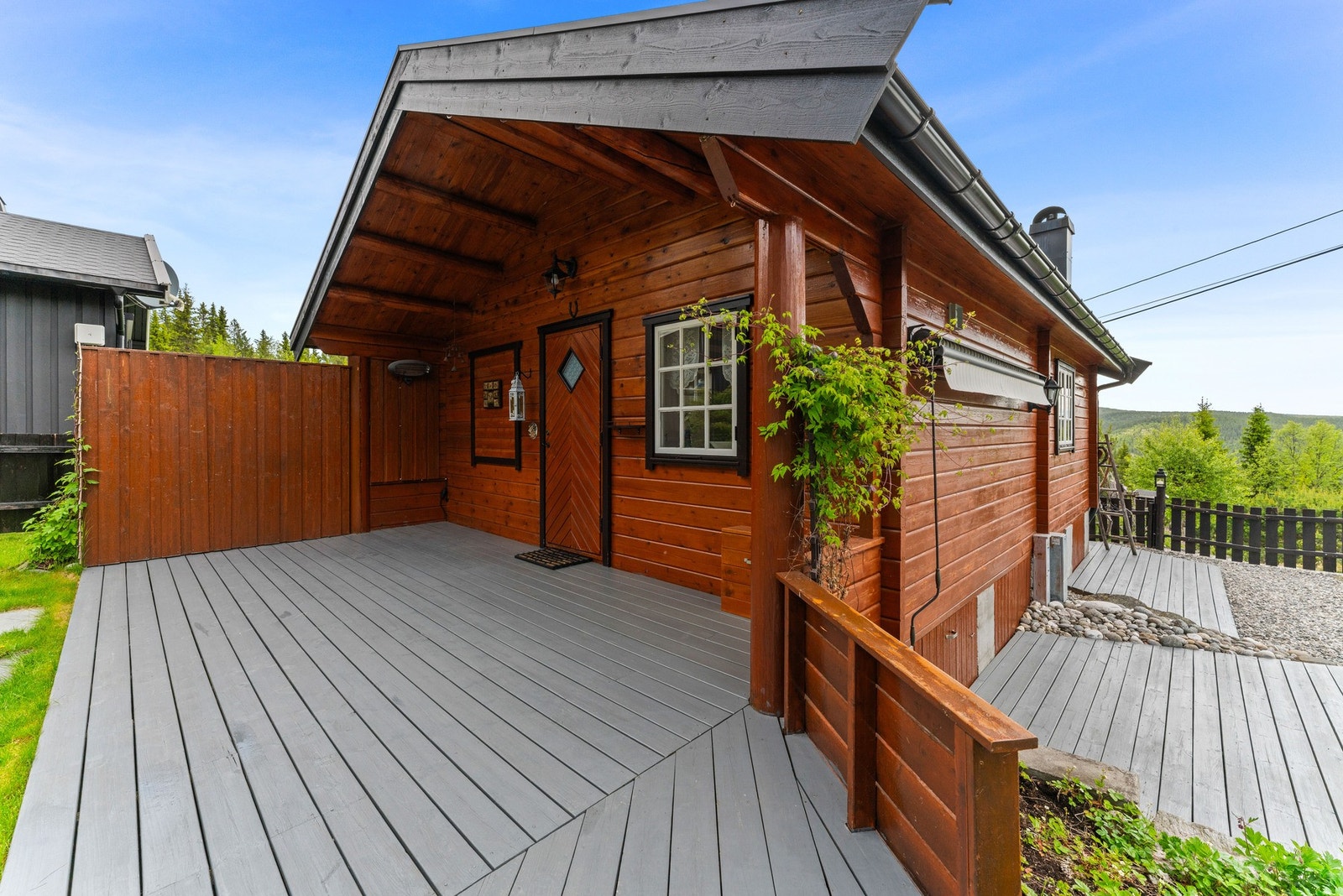 Det er en stor platting med utgang fra stuen. Galleribilde