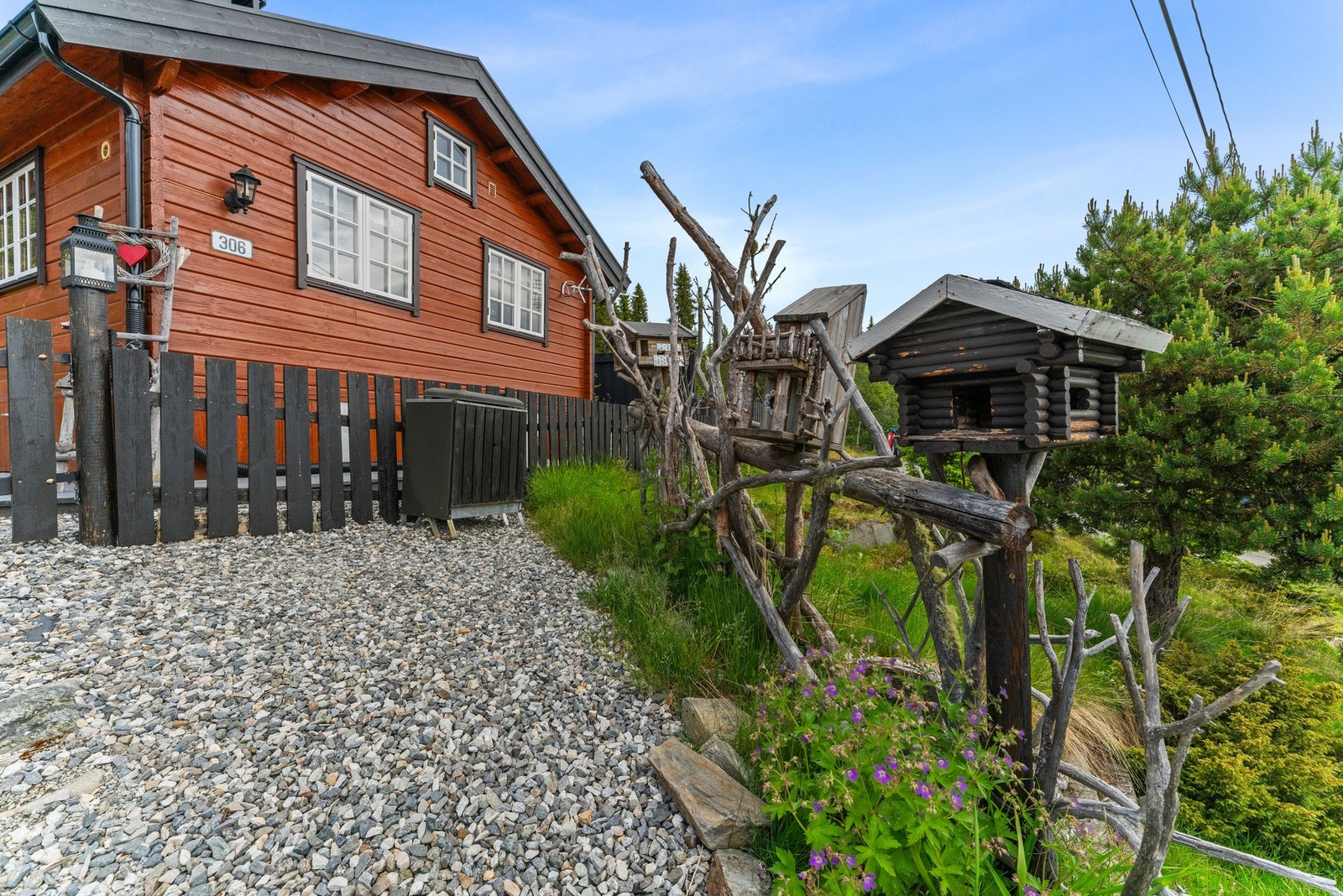 Langs kanten av tomten er det etablert flotte bed med et variert utvalg stauder, urter og prydeplanter. Galleribilde