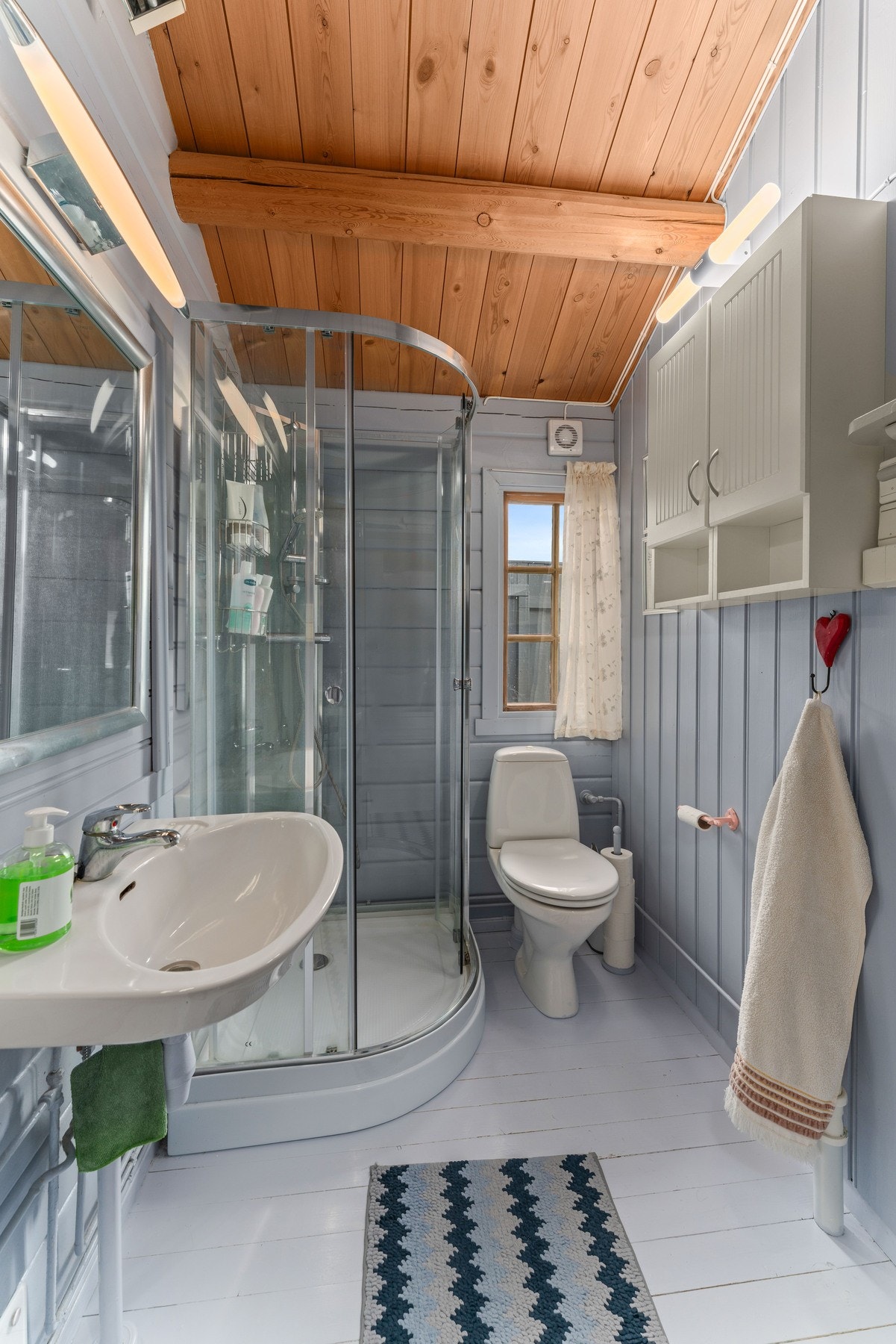 Vegger og gulv er malt i en lun blåfarge. Galleribilde