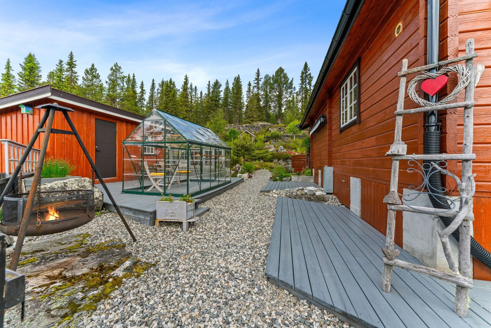 Gårdsplassen er grusbelagt . Galleribilde