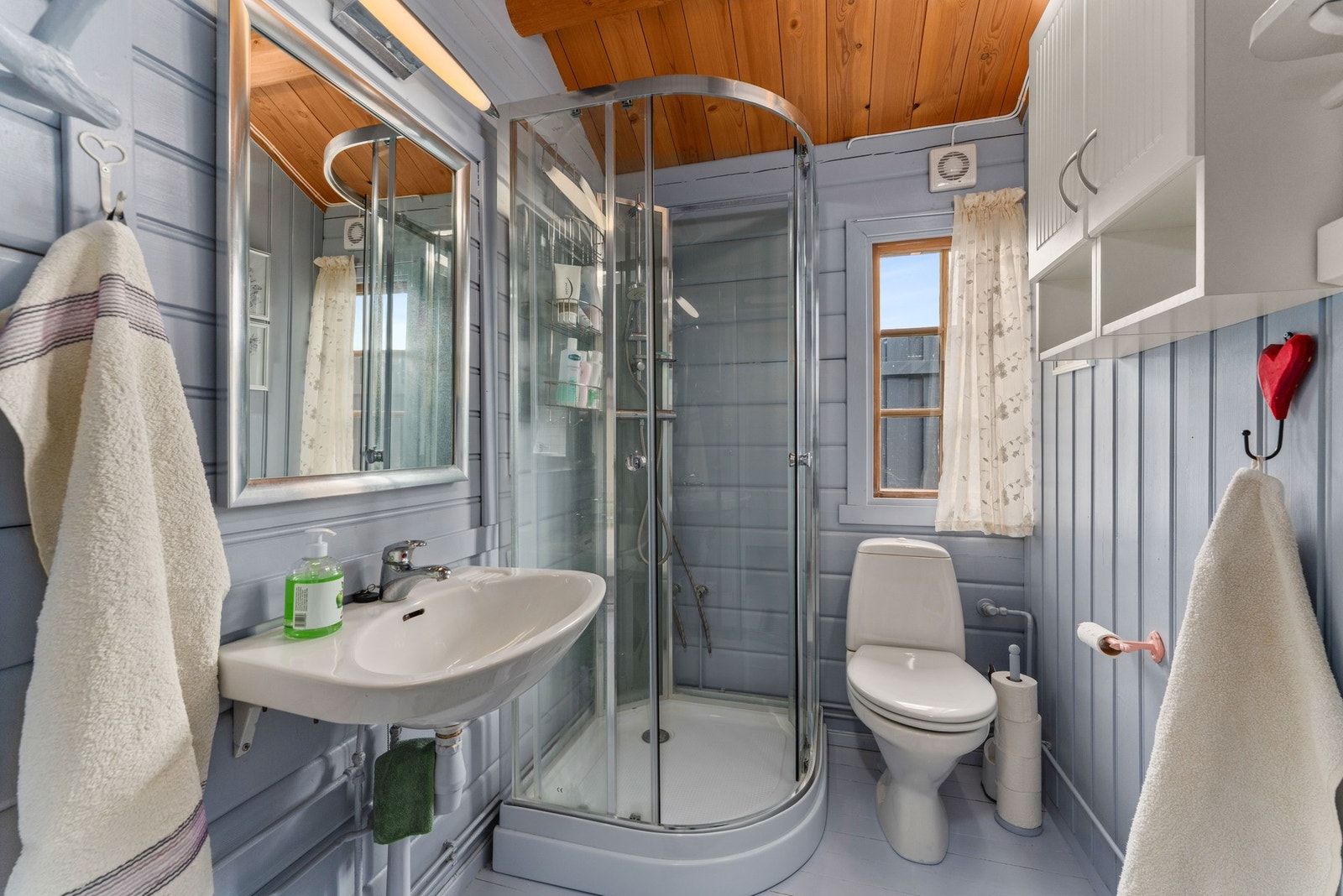 Badet er innredet med dusjkabinett og har opplegg for vaskemaskin. Galleribilde