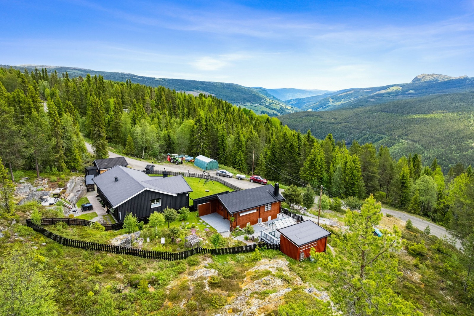 Åsvegen 306 har en idyllisk beliggenhet på en fredelig naturtomt, 779 meter over havet, omgitt av vakker skog og lyngkledde åser. Galleribilde