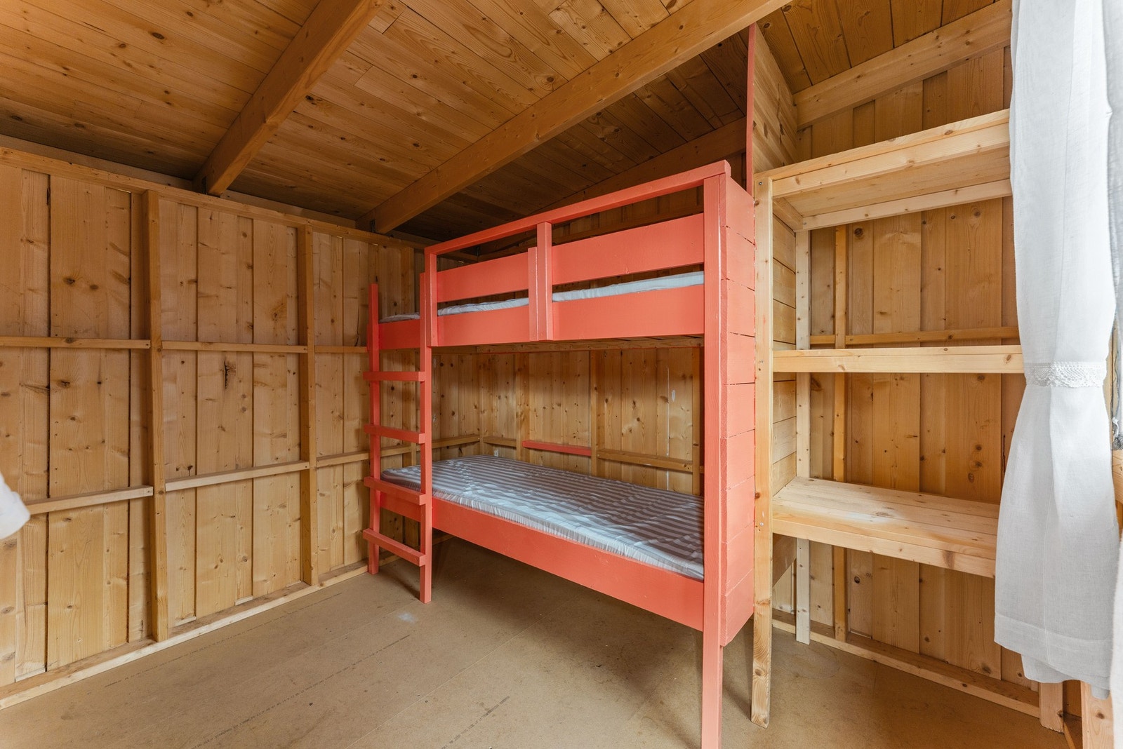 Annekset består av to rom, hvor av det ene er innredet som soverom og det andre som en bod. Galleribilde