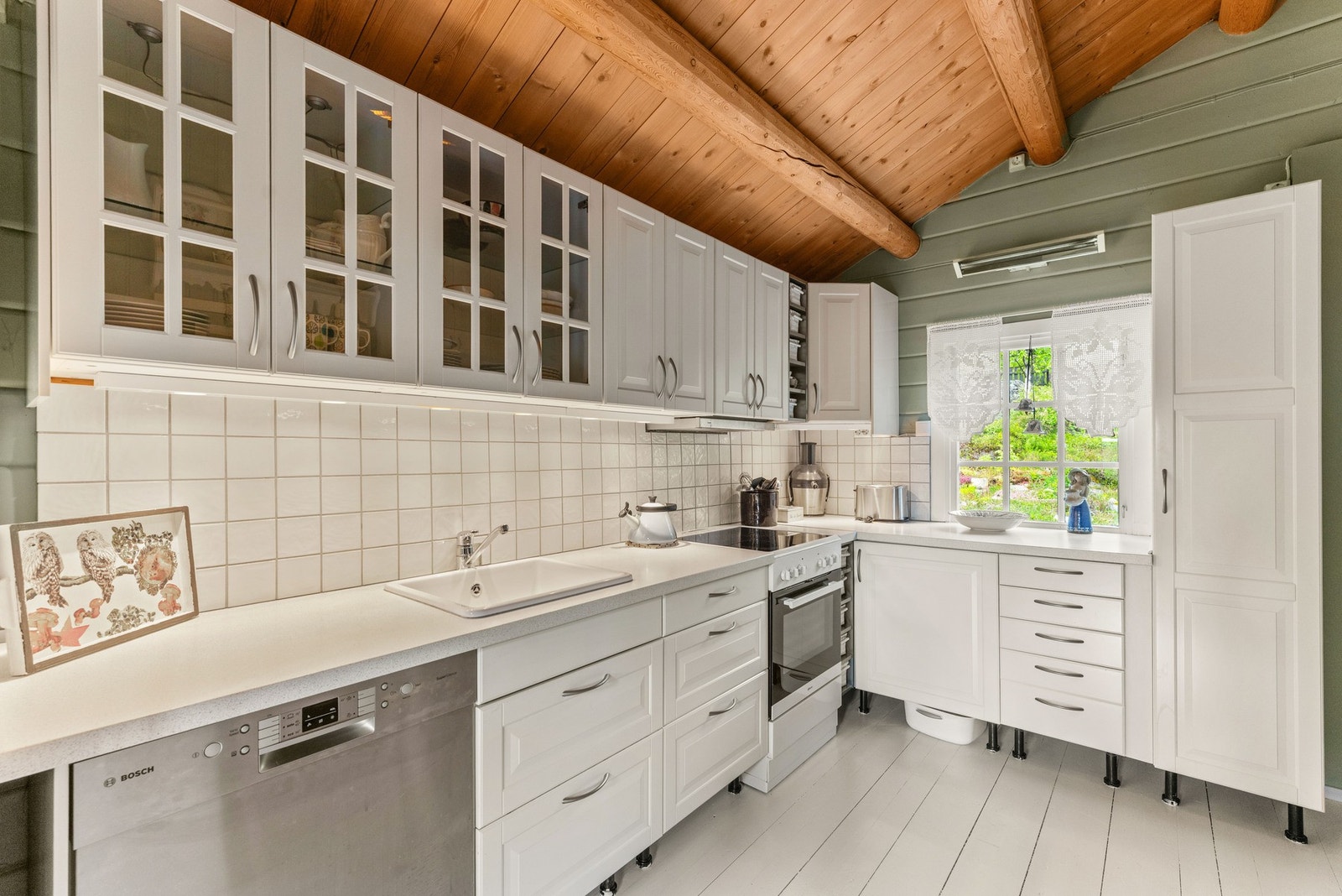 Innredningen består av laminerte skrog med profilerte fronter i lyse toner. Galleribilde