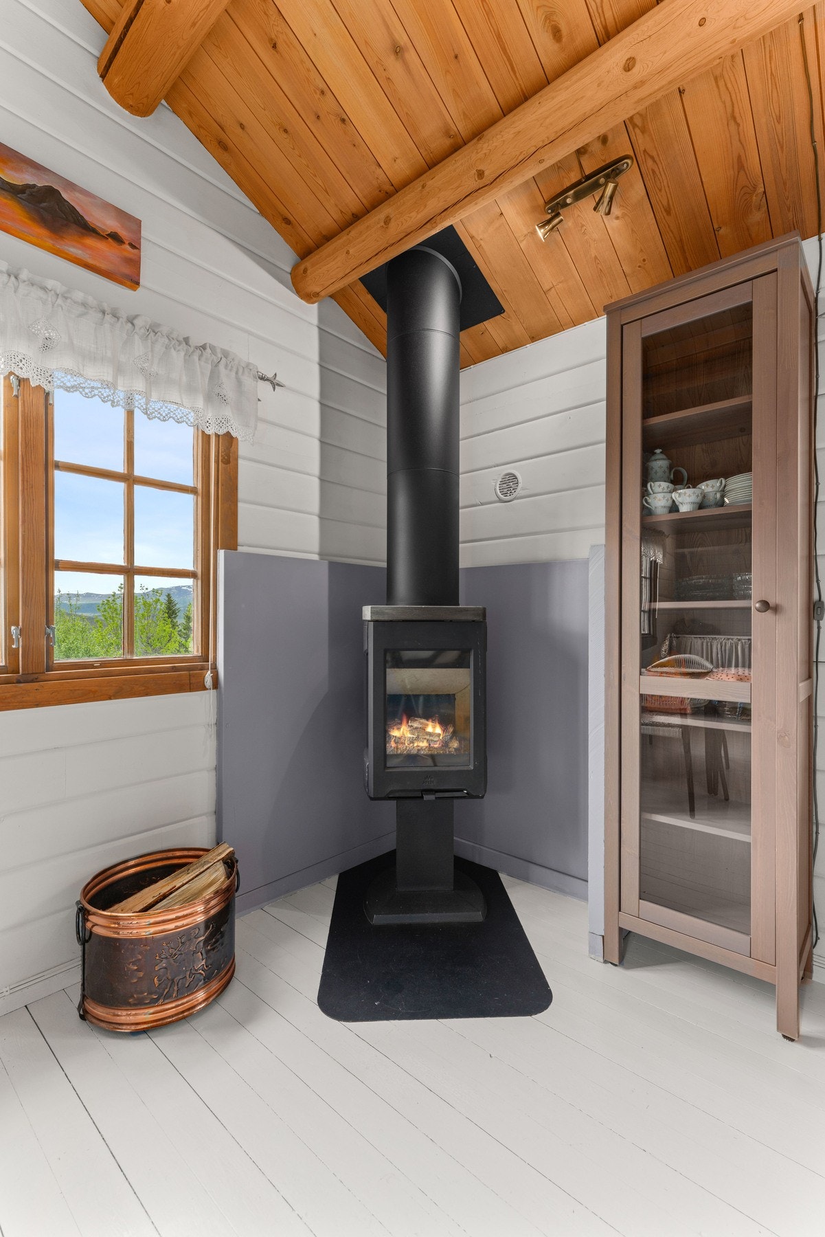 En moderne peisovn skaper god stemning og avgir god varme på kalde dager. Galleribilde