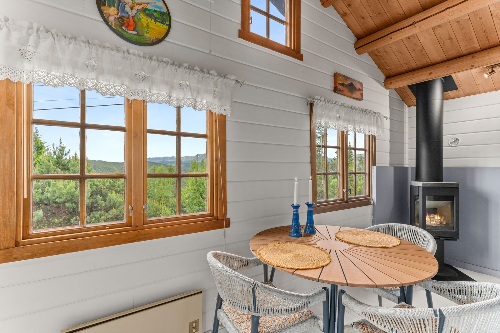 Innvendig er vegger og gulv malte, de synlige takåsene skaper en god romfølelse. Galleribilde