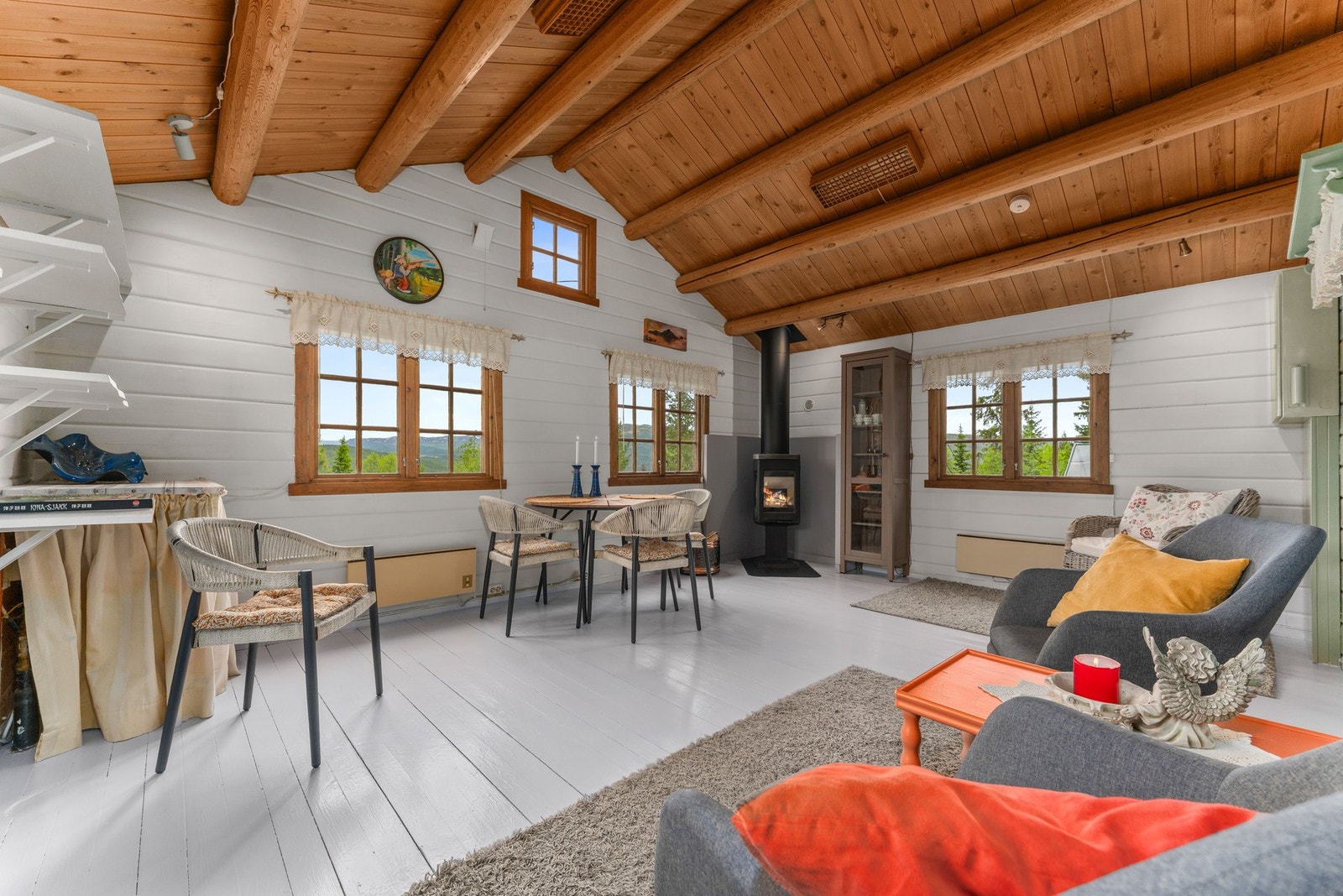 En koselig hytte fra 1991 med en pent opparbeidet hage og et praktisk anneks/uthus. Galleribilde