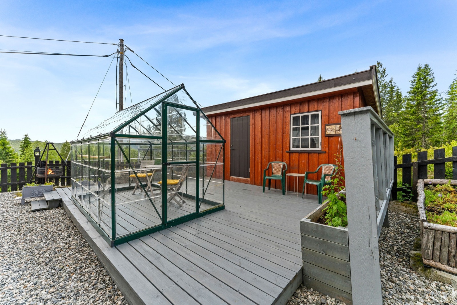 I forbindelse med plattingen står det et koselig drivhus. Galleribilde