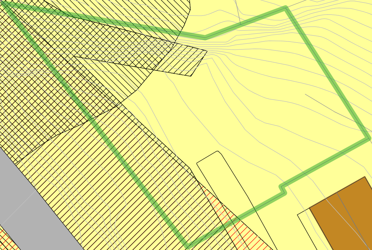 Det er få igjen av disse ubebyggede tomtene som har utsikt mot vannspeilet sentralt i byen. Galleribilde