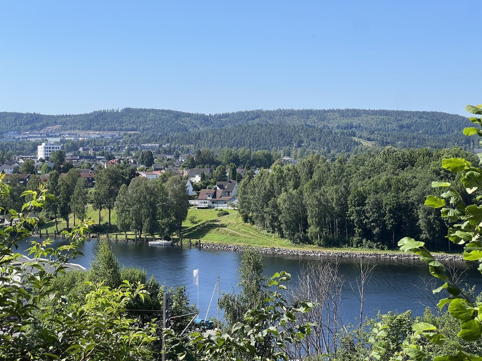 Eiendommen har utsikt i særklasse, og her har du sol fra tidlig om morgen til sent på kveld. Galleribilde