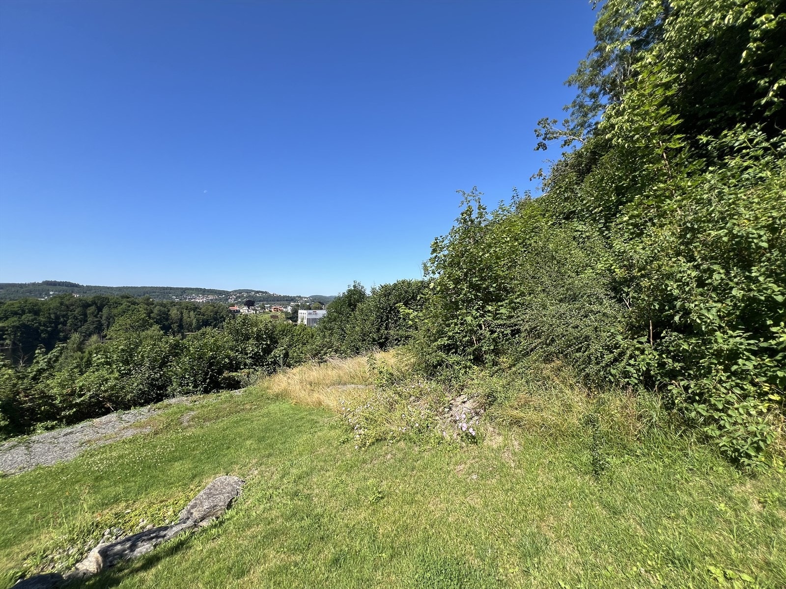 Kort vei til det meste, med gangavstand til blant annet Bølehøgda- og Skauen skole, idrettsplasser/fotballbaner, lekeplasser, barnehager og dagligvareforretning blant annet på Toppen matsenter. Galleribilde