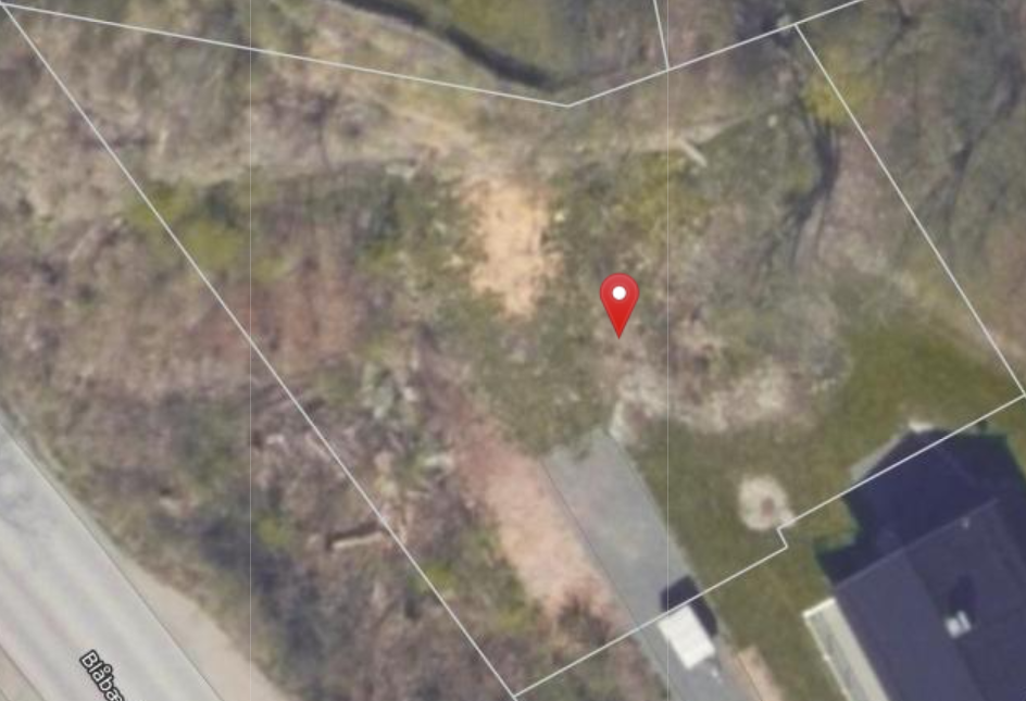 Totalt sett en av de bedre boligtomtene byen kan by på, i et av Skiens mest etterspurte boligområder. Her har du en gyllen anledning til å bygge din drømmebolig i rolige og trygge omgivelser innerst i blindveien. Galleribilde