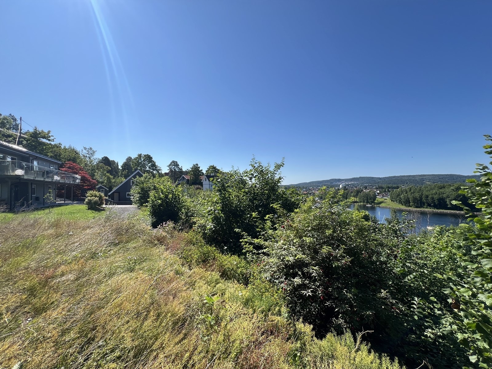 Eiendomsmegler Espen Thoresen presenterer Blåbærlia 1! En nydelig utsiktstomt på 803 kvm (eiet) med barnevennlig og god beliggenhet i blindvei nært Doktorstykket/Bratsberg og sentrum. Galleribilde