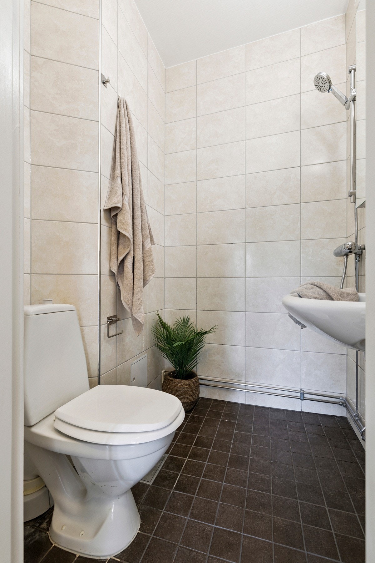 Det er opplegg for vaskemaskin på badet. Galleribilde
