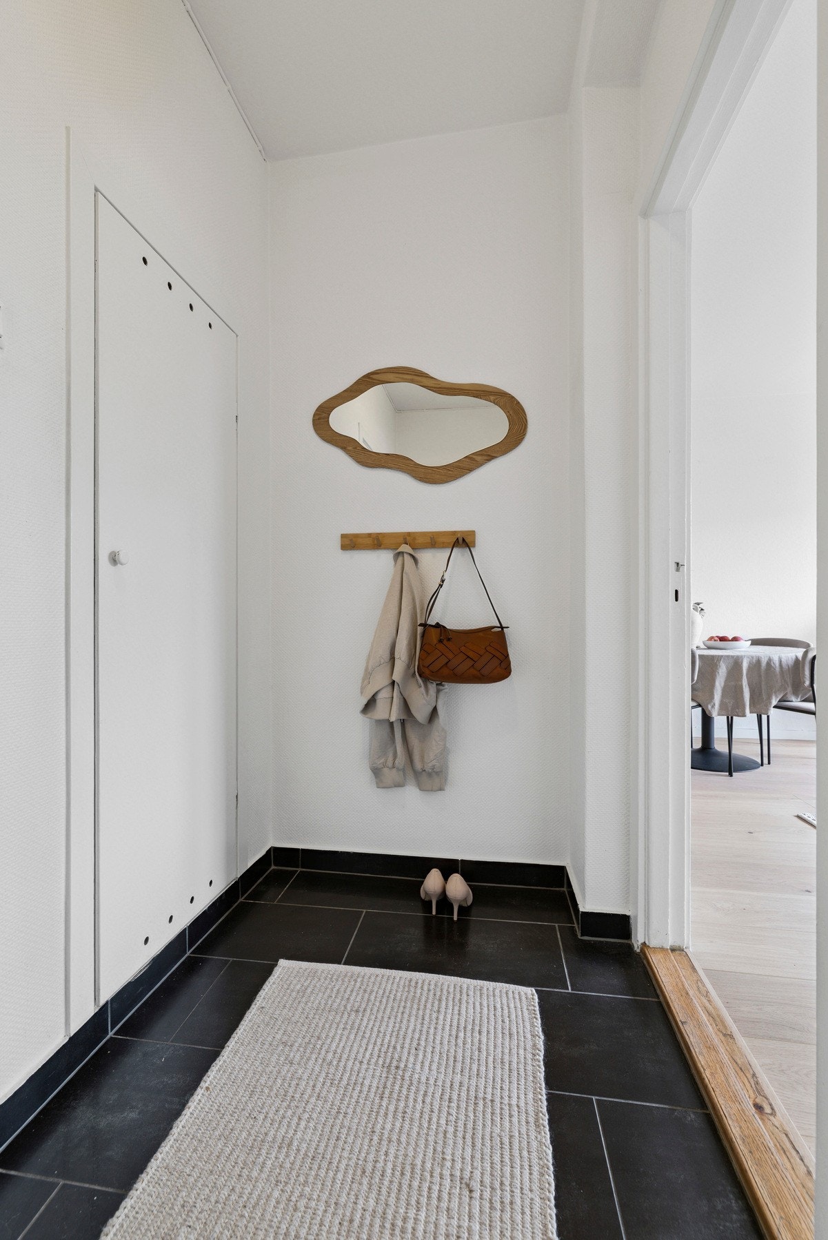 Alle rommene bindes naturlig sammen i entréen. Velkommen inn! Galleribilde
