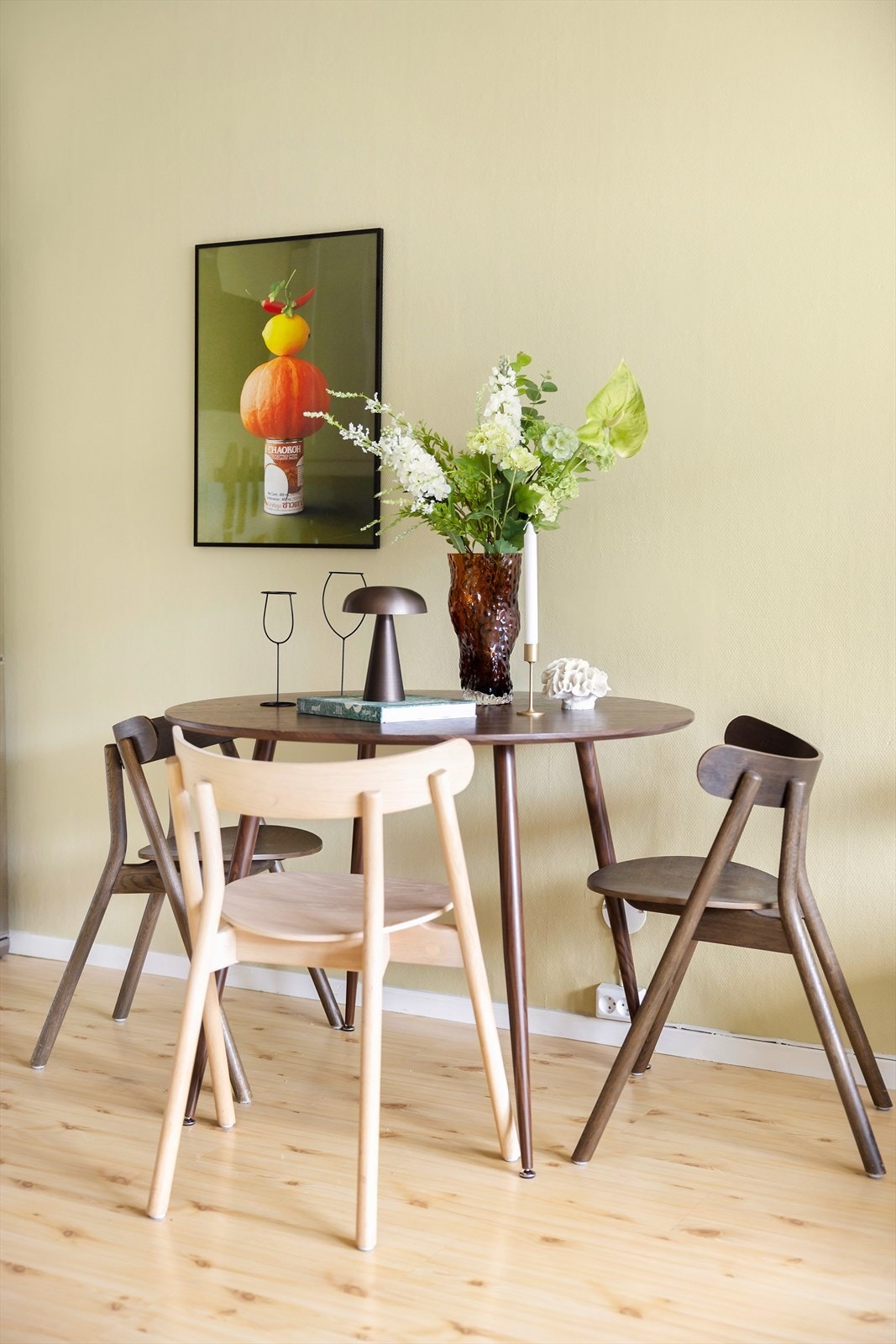 Plass til spisebord, perfekt for å invitere venner og familie Galleribilde