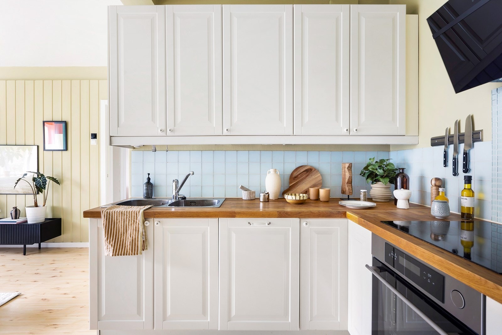 Kjøkkenet er utstyrt med ovn, platetopp, kjøl/fryseskap, oppvaskmaskin og vegghengt ventilator Galleribilde