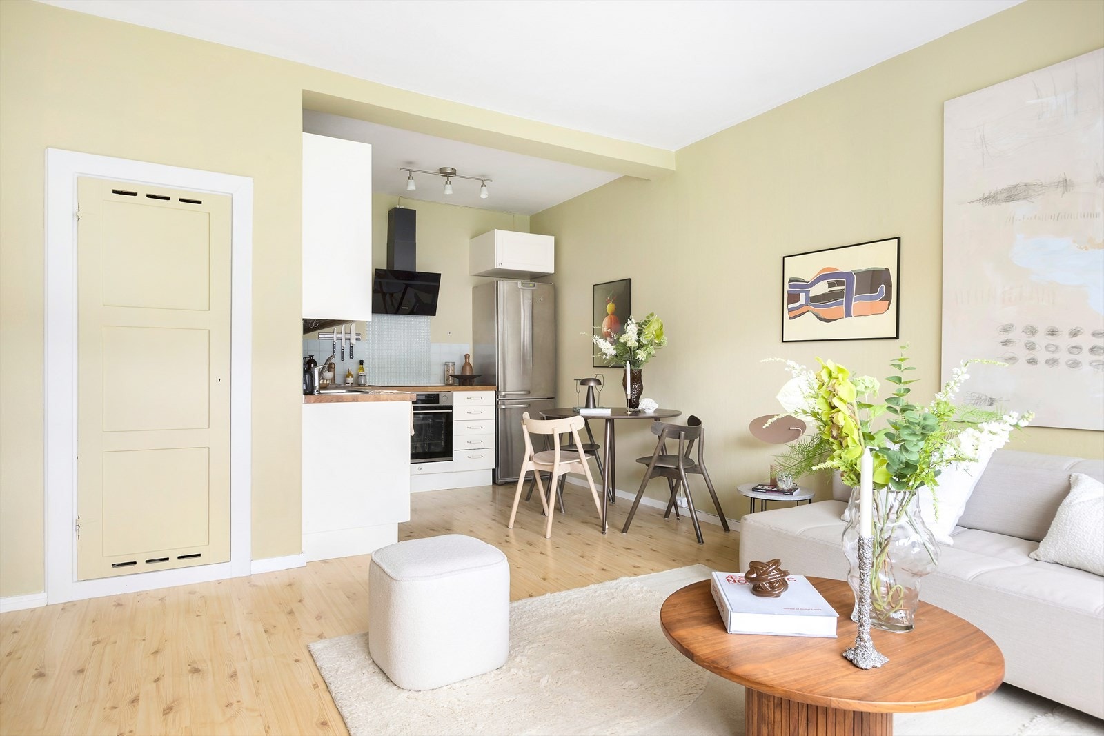 Stuen ligger i delvis åpen løsning mot kjøkken og sammen utgjør de et fint allrom Galleribilde