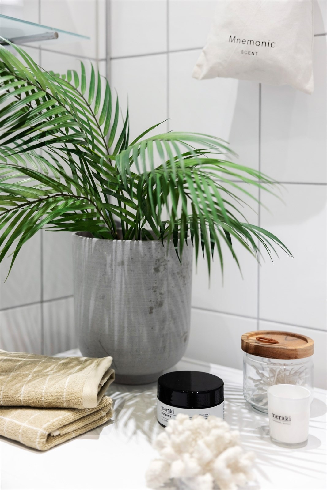 Badet er innredet med vegghengt toalett, dusjdører, dusjarmatur, servantskap, servant med ettgreps blandebatteri, plass og opplegg for vaskemaskin Galleribilde