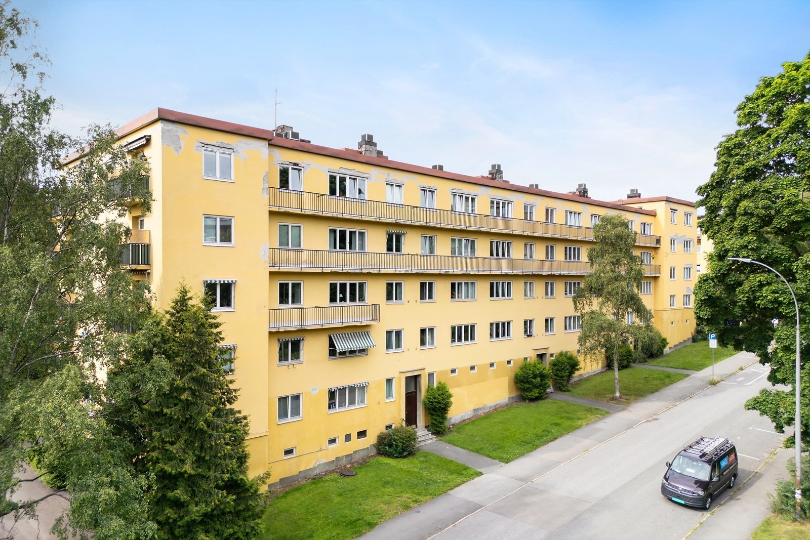 Meget sentral og populær beliggenhet ved Rosenhoff/Sinsen. Kort vei til sentrum, og god offentlig kommunikasjon i umiddelbar nærhet; buss med nattlinjer, flybuss til Gardermoen, trikk og T-bane Galleribilde