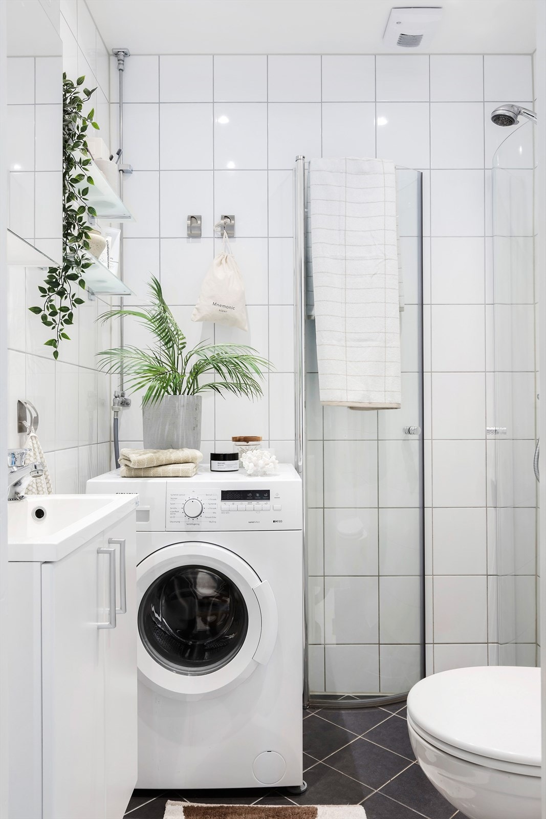 Baderom fra 2015 i regi av borettslaget. Varmtvann er inkl. i felleskostnadene Galleribilde