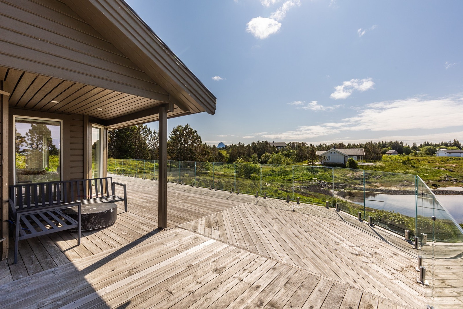 Utenfor har du en stor terrasse på hele 150 kvm som strekker seg rundt hytten Galleribilde