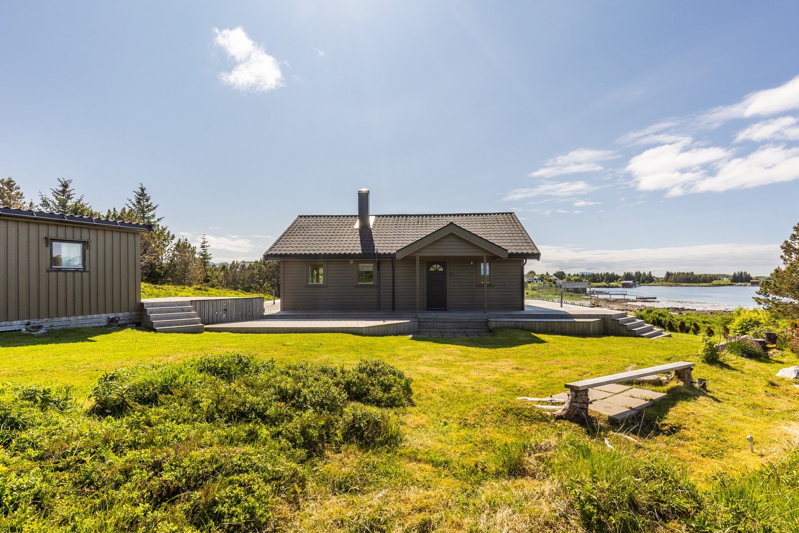 Tomten er pent arrondert og man har en flat og fin plen. Galleribilde