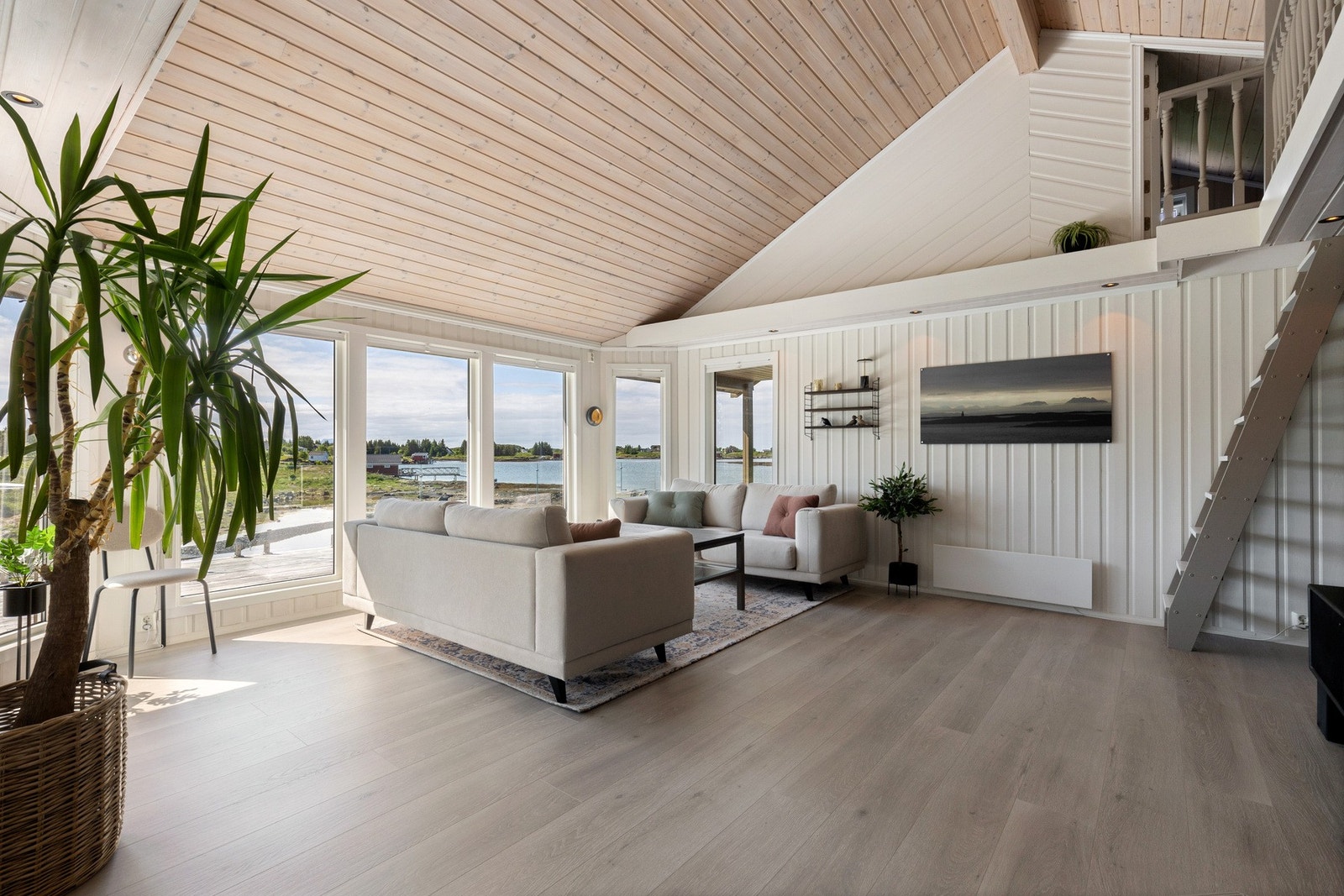 Hytten har store vindusflater som gir hytten godt med naturlig lys inn Galleribilde
