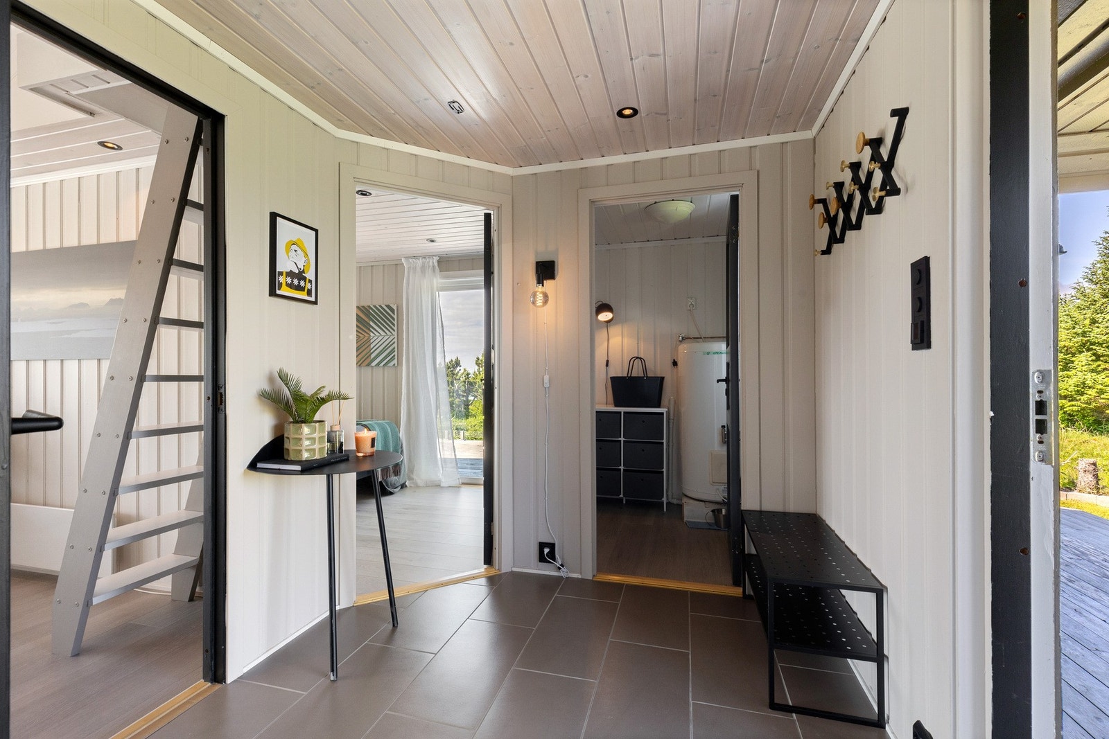 Velkommen inn - førsteinntrykket er en lys og innbydende entré med plass til oppheng av yttertøyet Galleribilde
