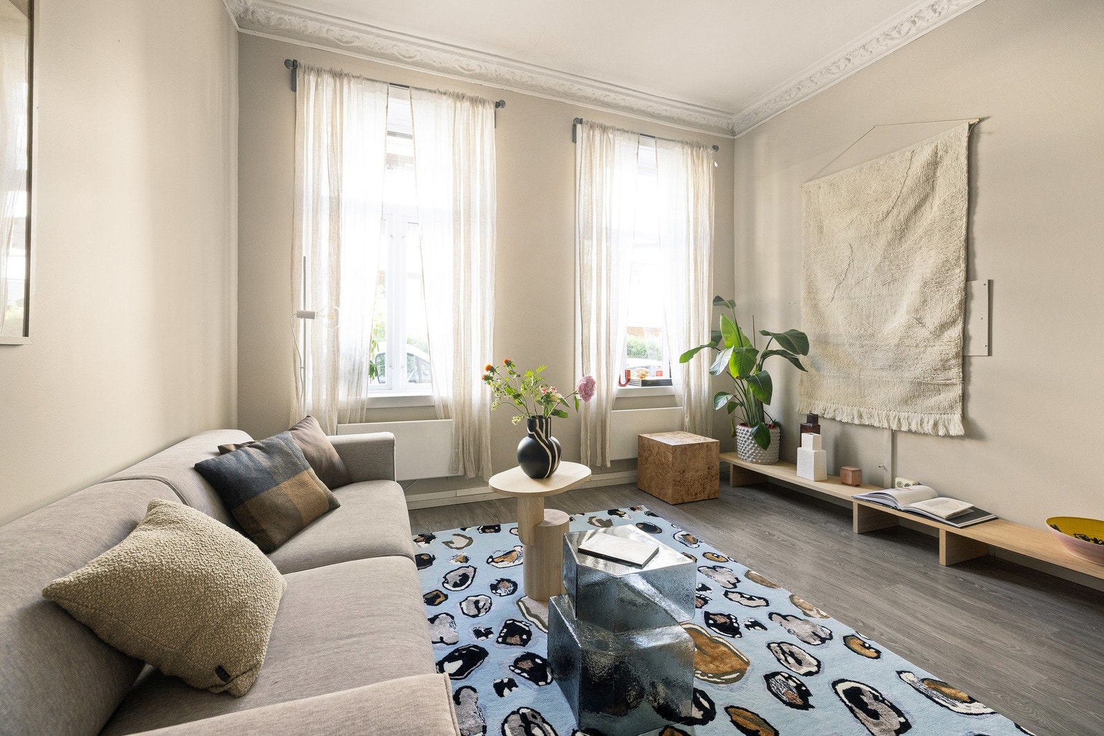 Internbeliggenheten sørger for begrenset aktivitet utenfor vinduene. Galleribilde