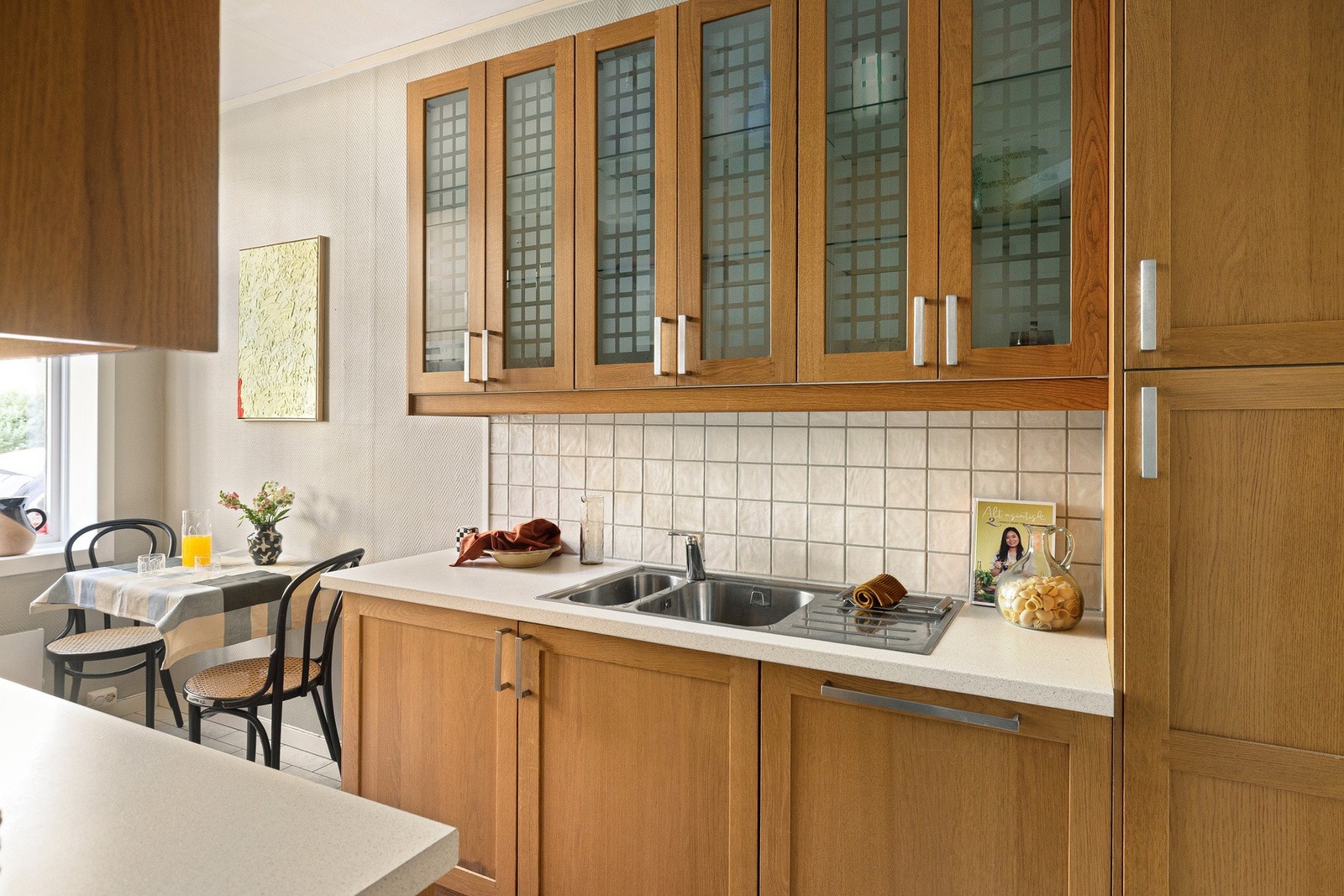 Innredningen består av Ikea eik skapfronter, laminat benkeplater, nedfelt
oppvaskkum og et greps armatur. Galleribilde