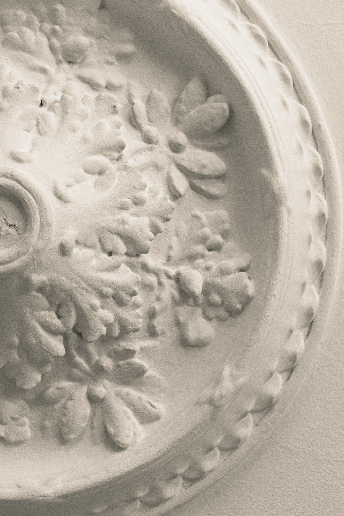 Rommet har lekre detaljer med stukkatur og rosett i himlingen. Galleribilde