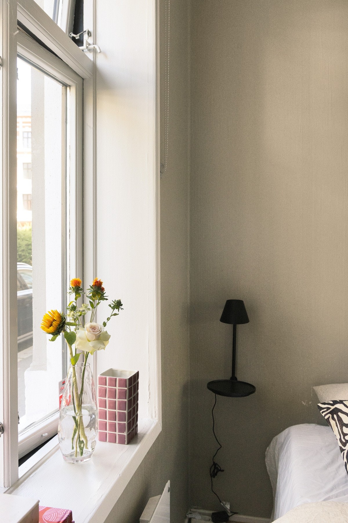 Med lyse og behagelige overflater vil rommet føles innbydende og luftig og invitere til en god natts søvn. Galleribilde