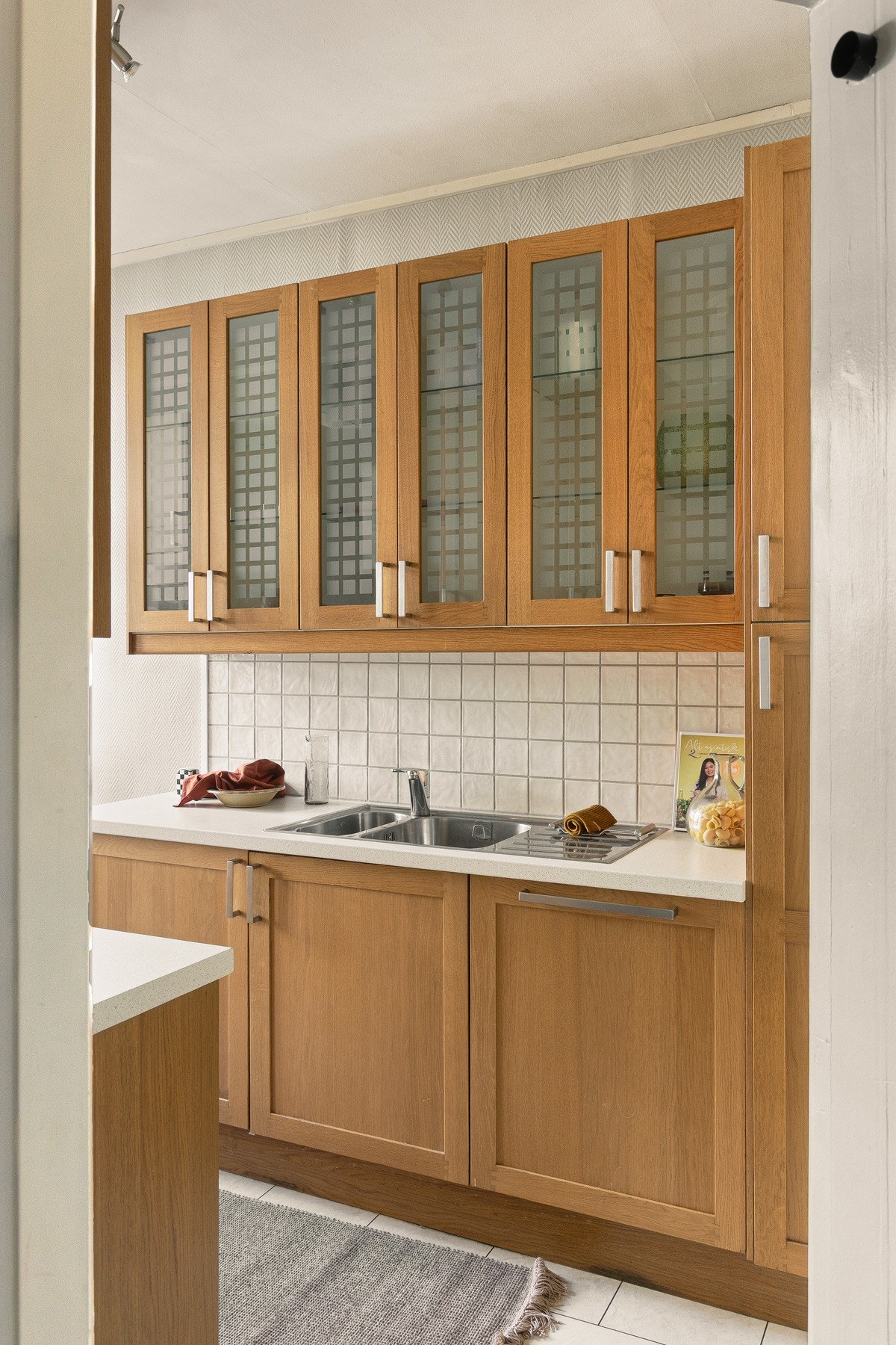 Integrerte hvitevarer som oppvaskmaskin, stekeovn, keramisk koketopp og kjøl-/fryseskap følger salget. Galleribilde