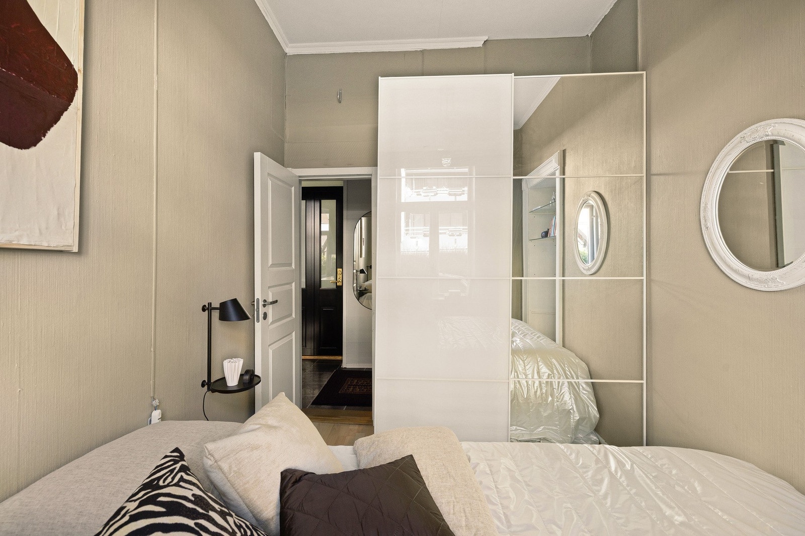 Det er godt med oppbevaringsplass i garderobeskap. Galleribilde