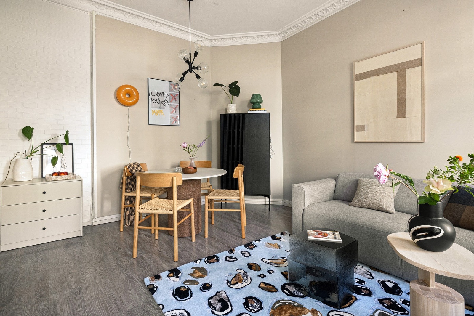 Rommet gir gode møbleringsmuligheter hvor det er god plass til sofagruppe med tilhørende møblement, tv-seksjon og spisebord. Galleribilde