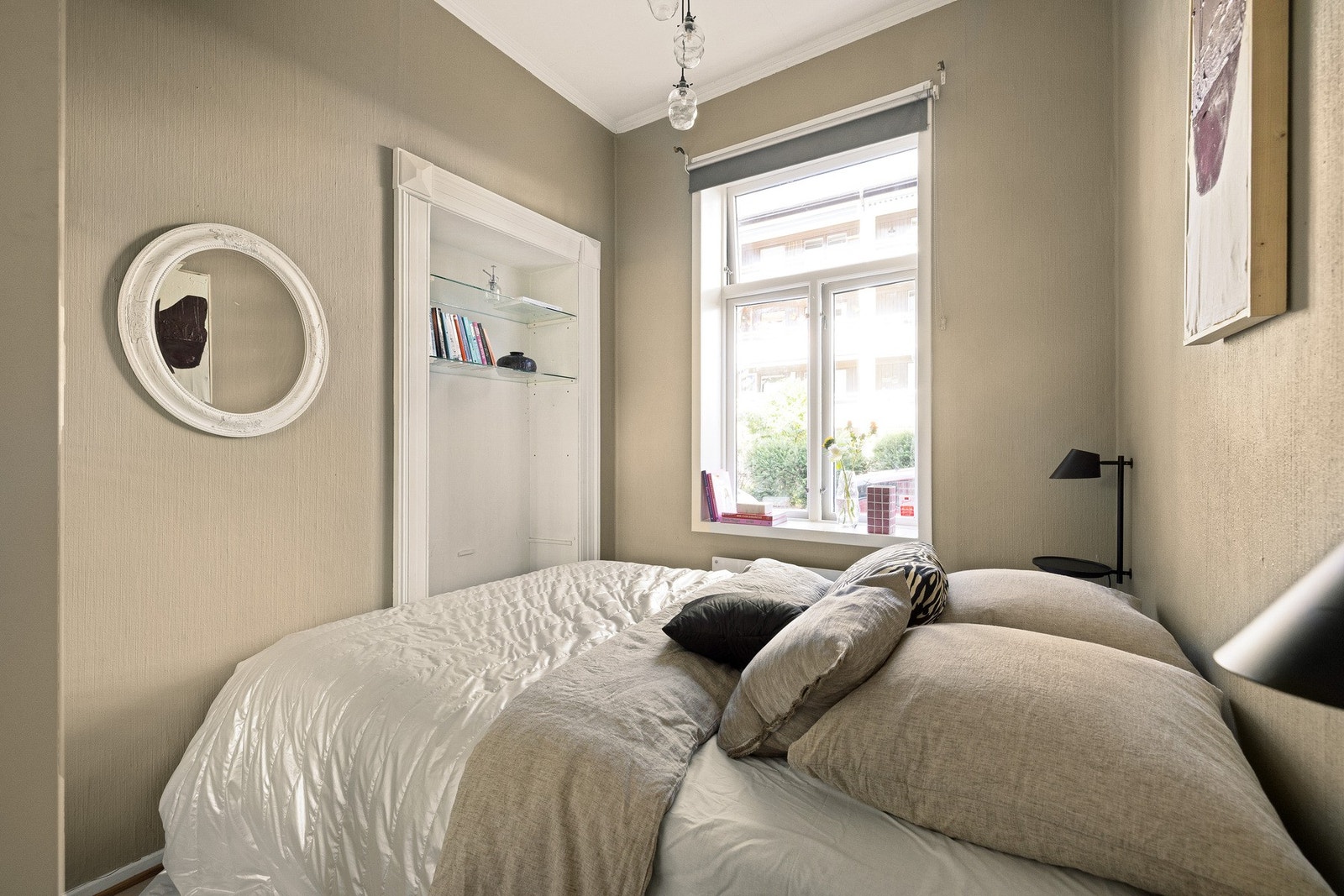 Romslig soverom med god plass til dobbeltseng og tilhørende møblement. Galleribilde