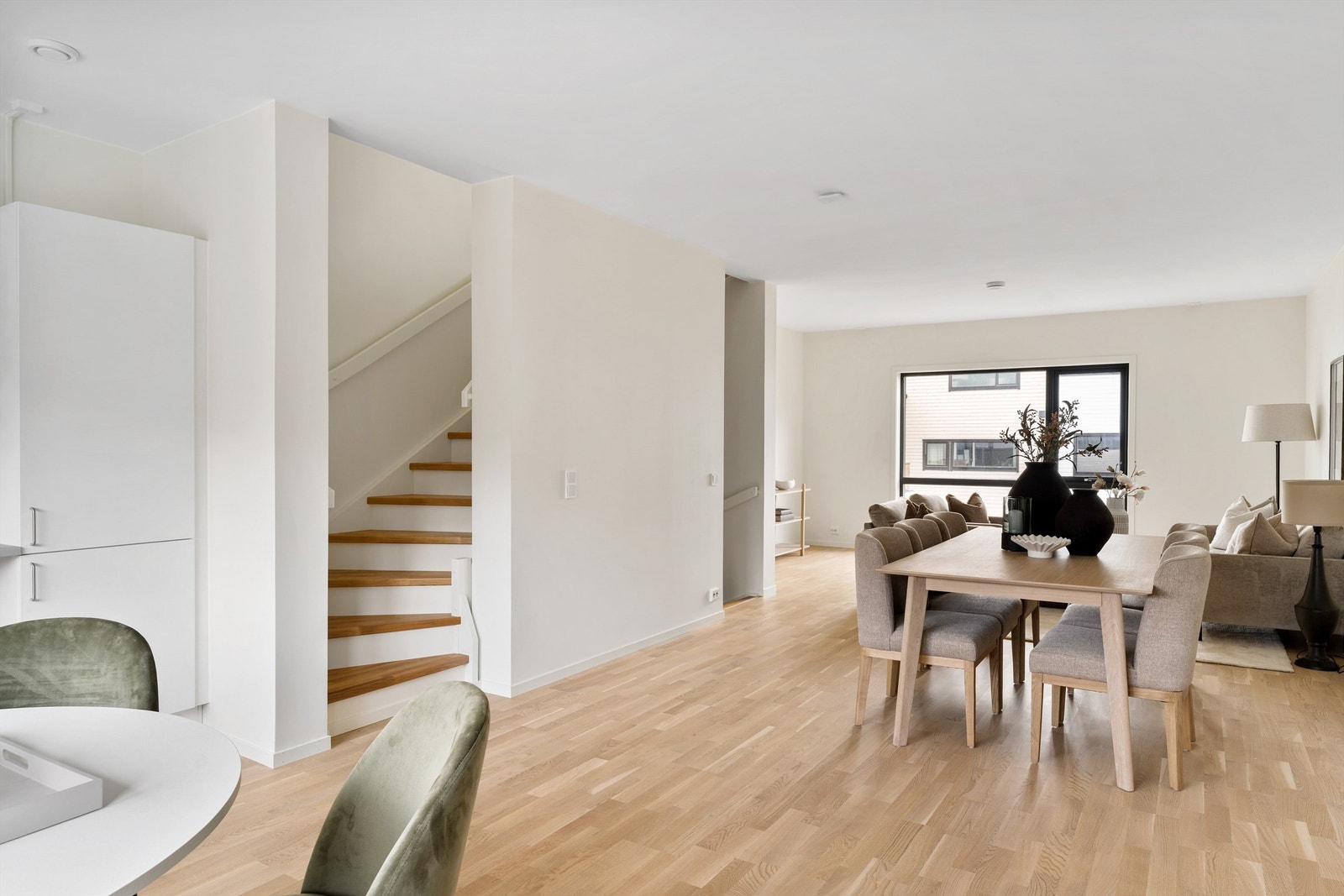 Stuearealet har god plass til stor sofagruppe med tilhørende TV-møblement samt spisegruppe. Galleribilde