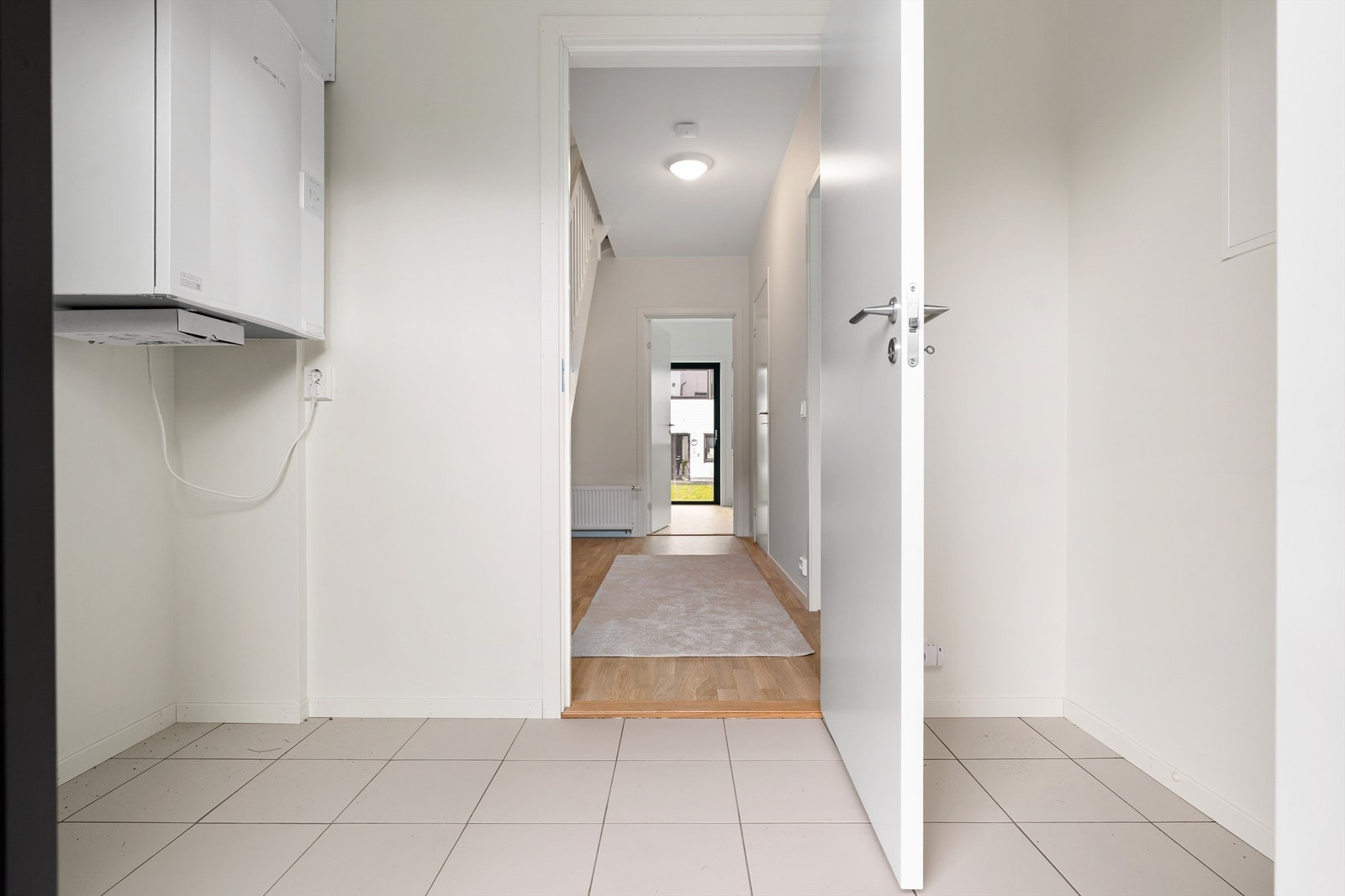 Videre disponerer boligen et praktisk teknisk rom/bod i 1. etasje Galleribilde