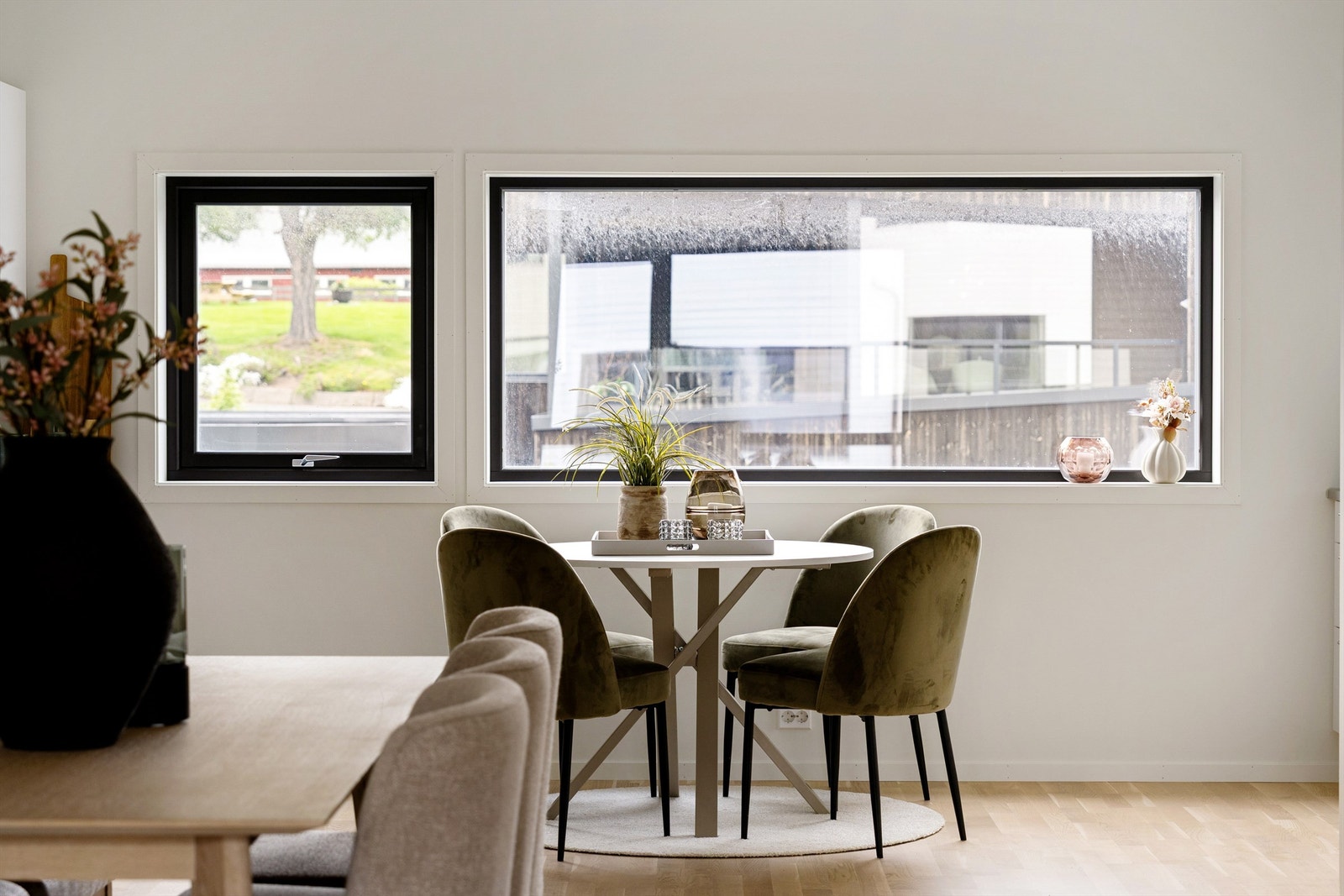 Plass til sittegruppe på kjøkken samt spisestue Galleribilde