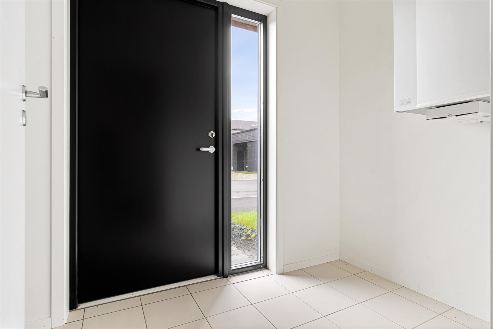 Velkommen inn! Romslig entré og gang med gode muligheter for oppbevaring av yttertøy og sko. Galleribilde