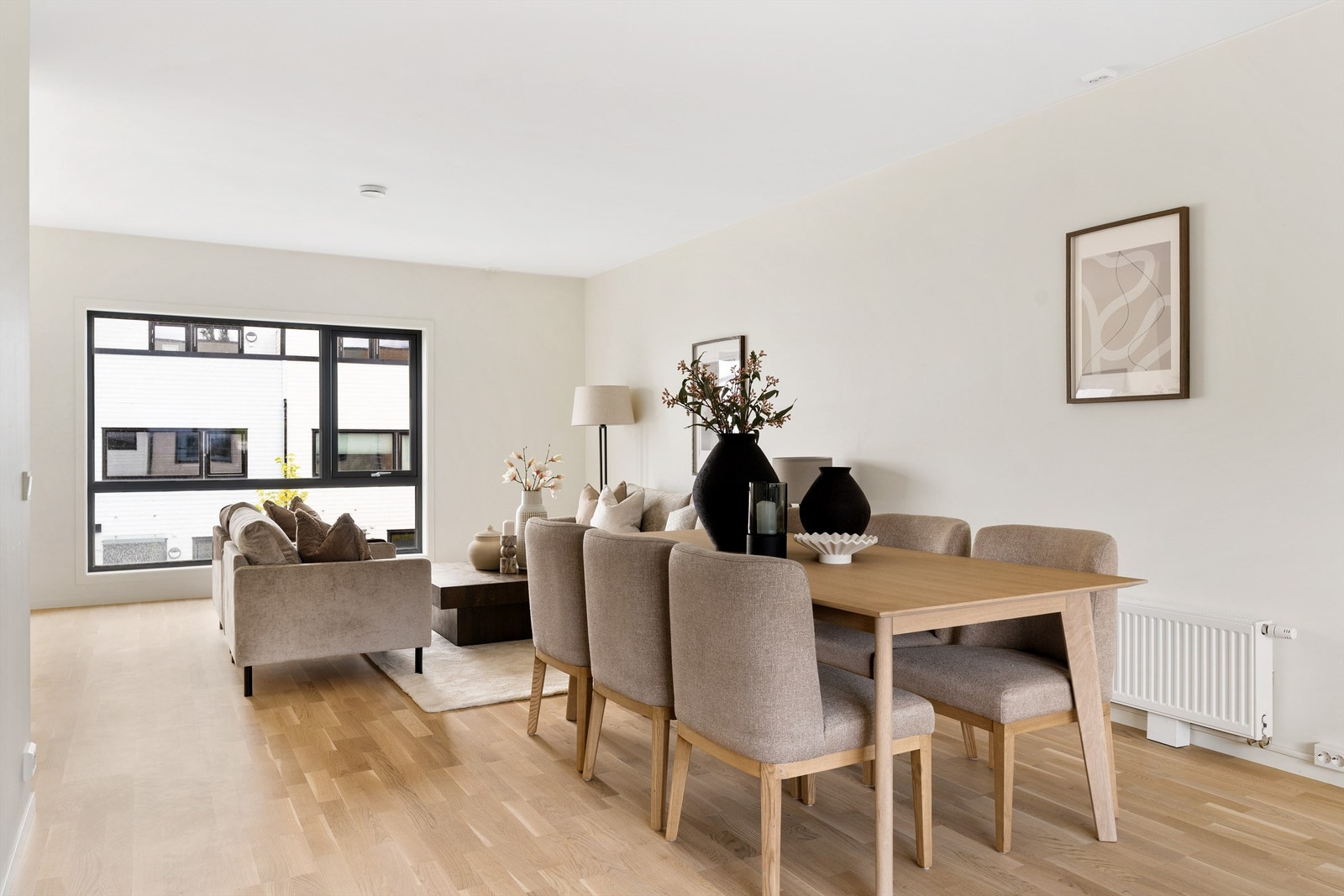 Boligen er gjennomgående lys og luftig med utstrakte vindusflater som sikrer rikelig med naturlig dagslys. Galleribilde